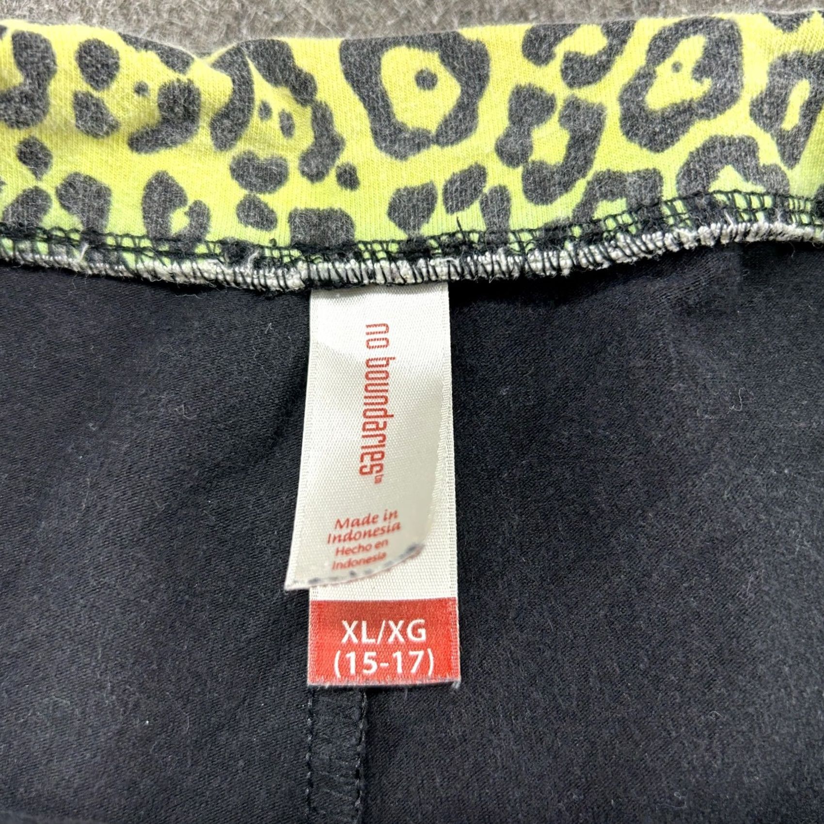 Vintage VINTAGE No Boundaries Shorts Juniors XL Black Fold Over Leopard Print Rainbow Y2K Size 25" / US 0 / IT 36 - 2 Thumbnail