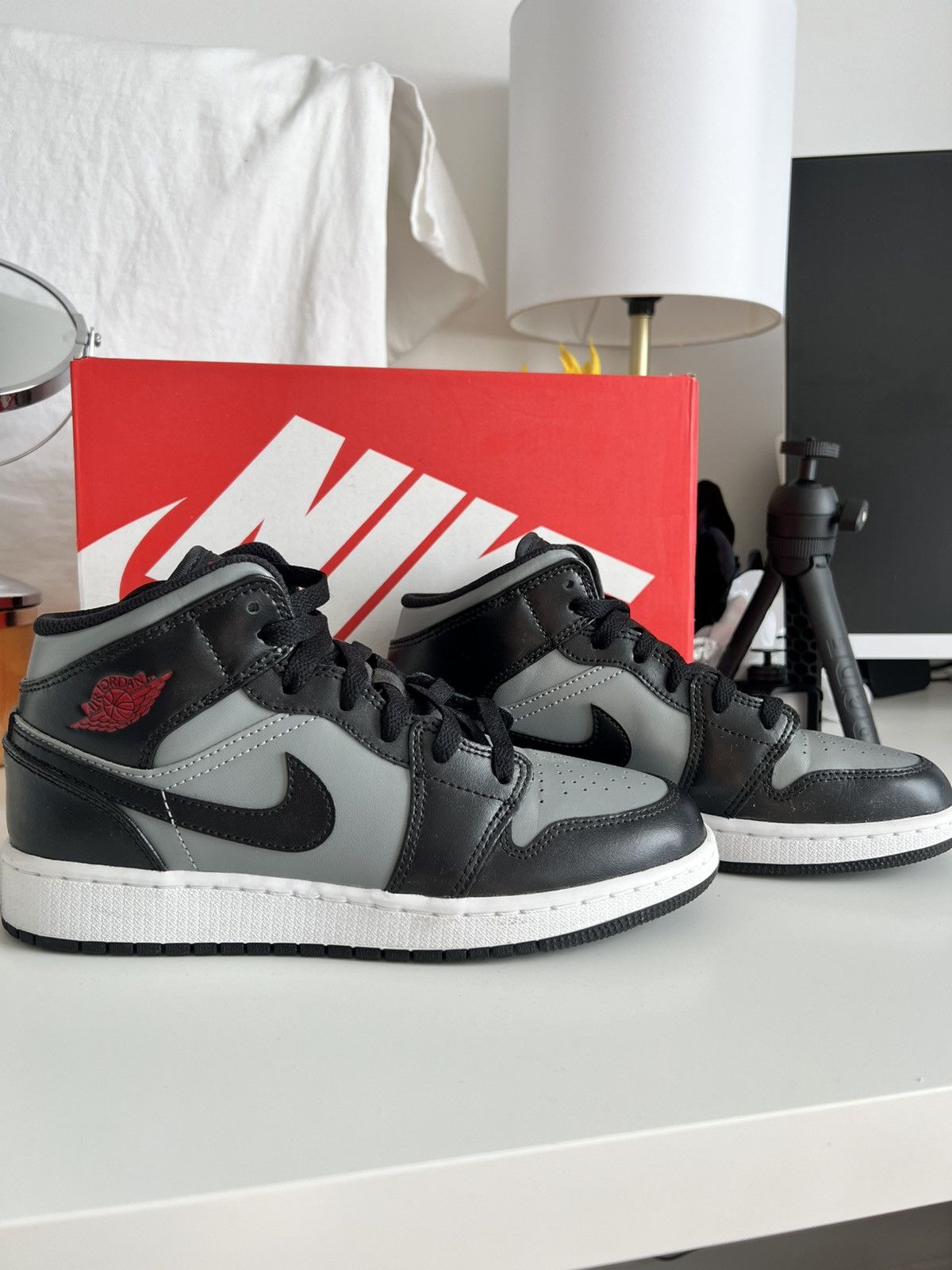 Jordan Brand × Nike Jordan 1 Mid Shadow Red (GS) - 554725-096 Size US 5.5 / EU 38 - 1 Thumbnail