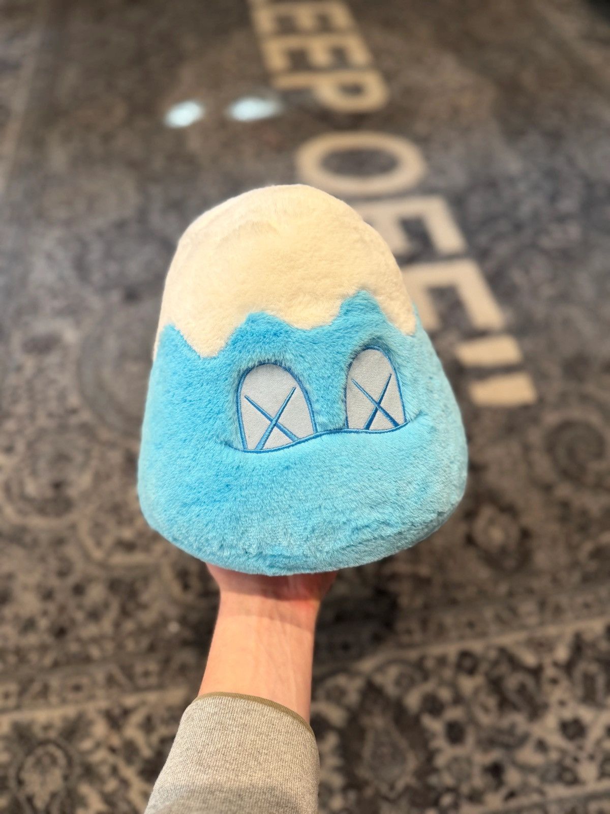Kaws Kaws Holiday Japan ‘Mount Fuji’ Plush Size ONE SIZE - 1 Thumbnail