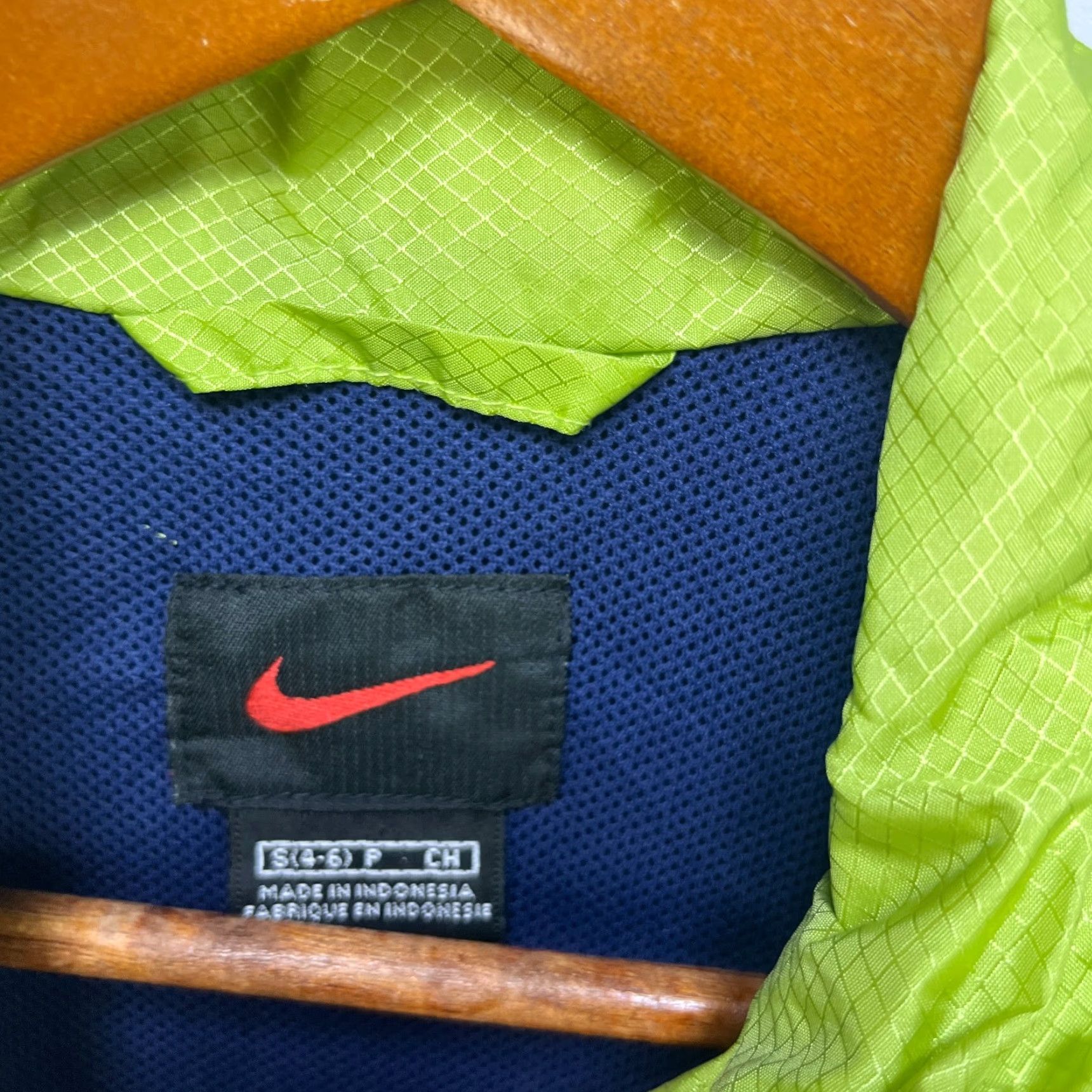 Nike VINTAGE Nike Windbreaker Jacket Womens S Green 90s Hooded Full Zip Regular Size S / US 4 / IT 40 - 6 Thumbnail