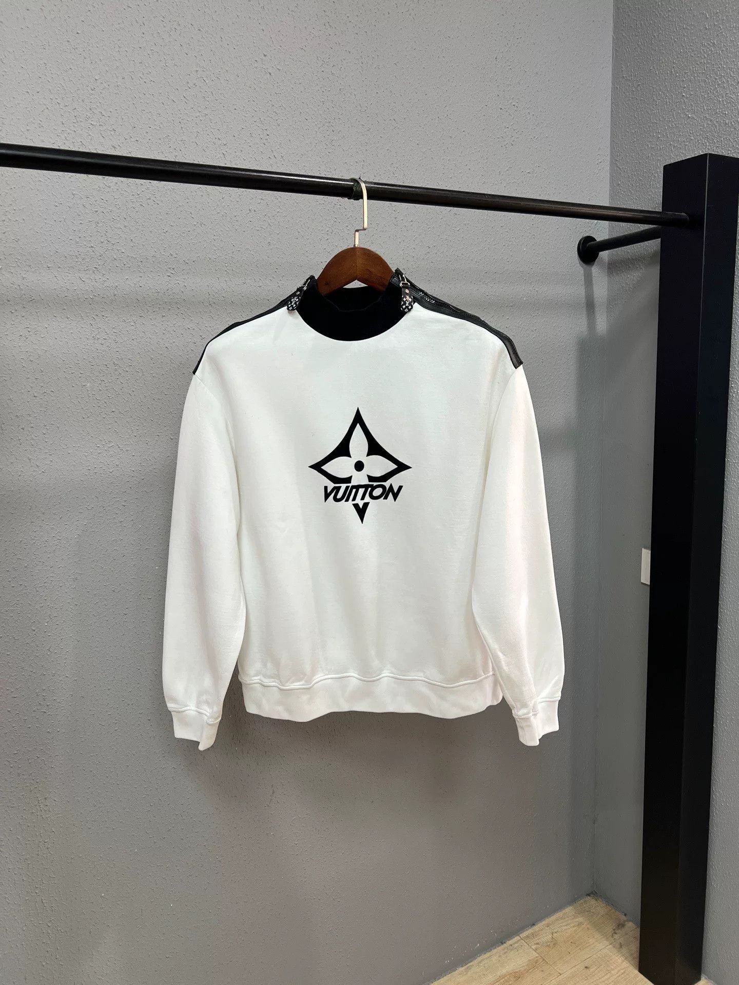 Louis Vuitton white sweatshirt with black collar Size US M / EU 48-50 / 2 - 1 Preview