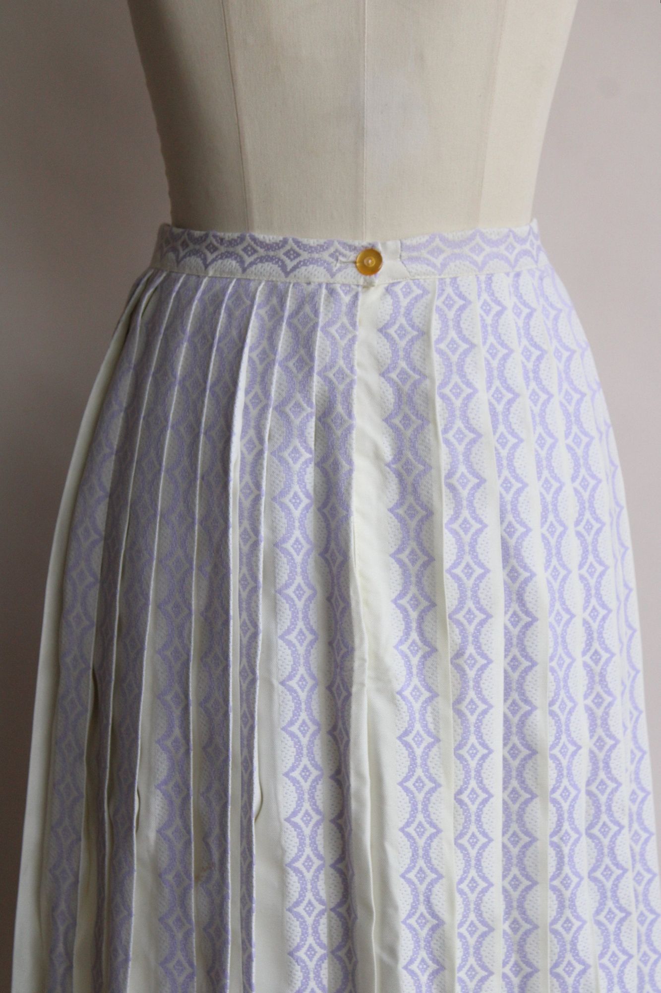 Vintage Vintage 1960s Skirt, Bobbie Brooks Pleated Purple and White Size 27" / US 4 / IT 40 - 10 Thumbnail