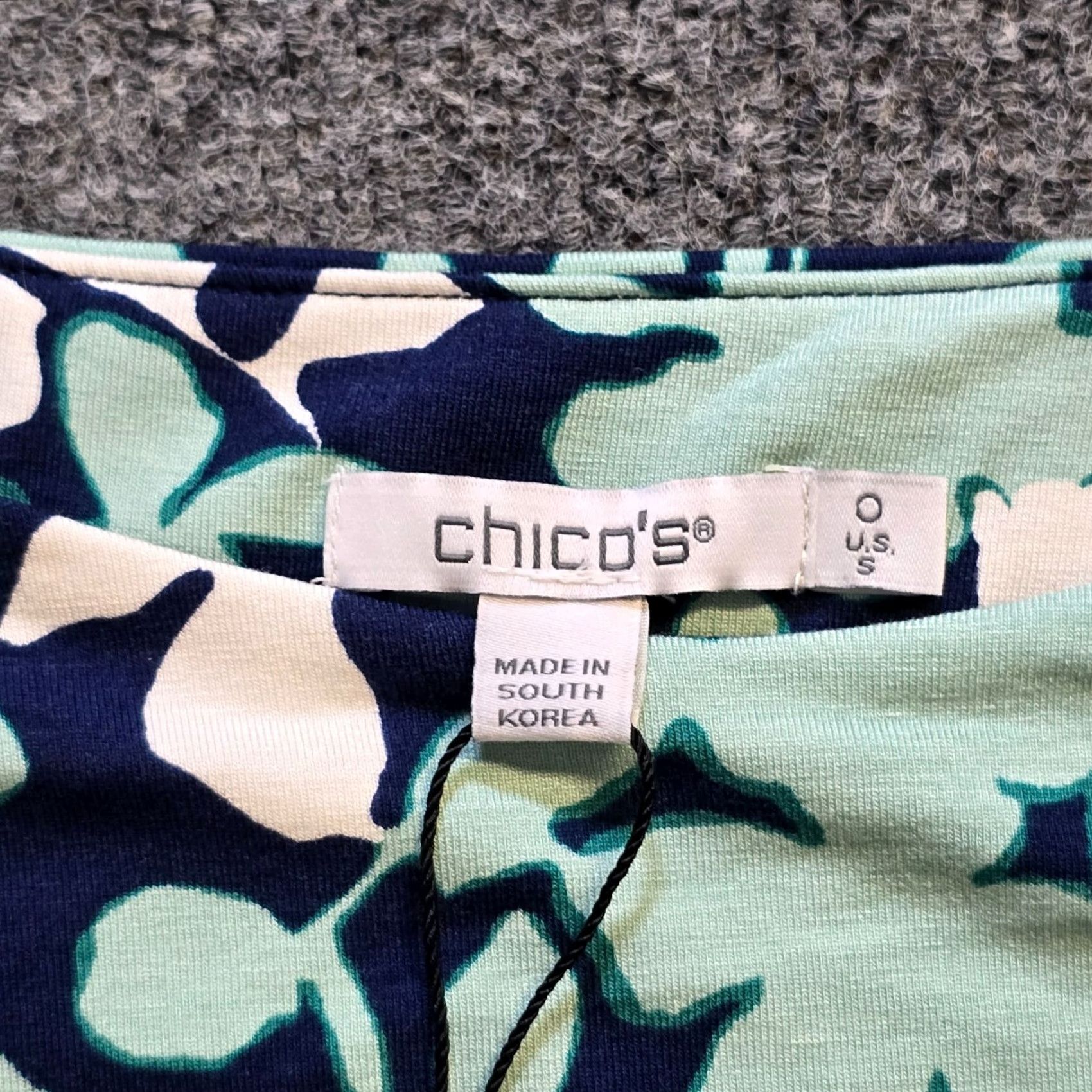 Vintage Chico's Top Blouse Womens Small Blue Floral Short Sleeve Boat Neck Casual Shirt Pullover Stretch Jersey Rayon Spandex Size S / US 4 / IT 40 - 3 Thumbnail