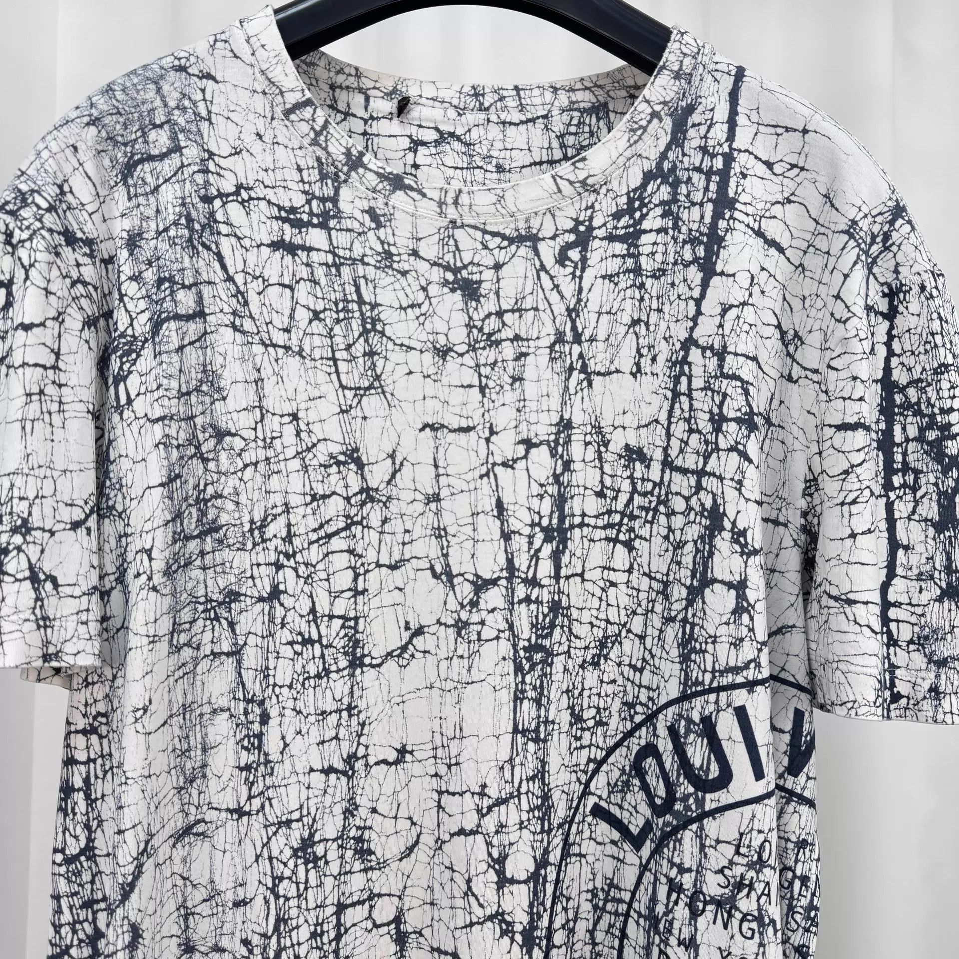 Louis Vuitton LV cracked print logo short sleeve Size S 98 New no tag Size US S / EU 44-46 / 1 - 3 Thumbnail