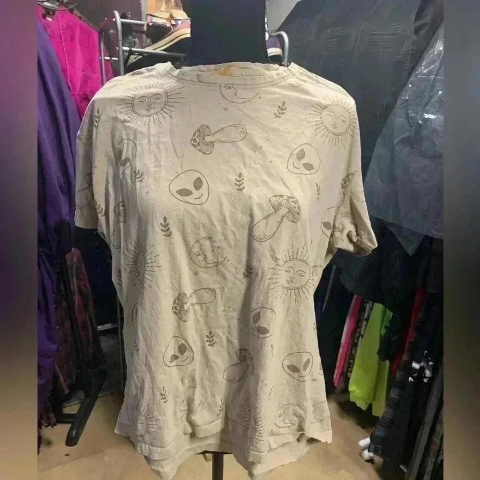 Designer Vibe N' Graphic T-Shirt with Alien and Mushroom Print Size M / US 6-8 / IT 42-44 - 1 Thumbnail