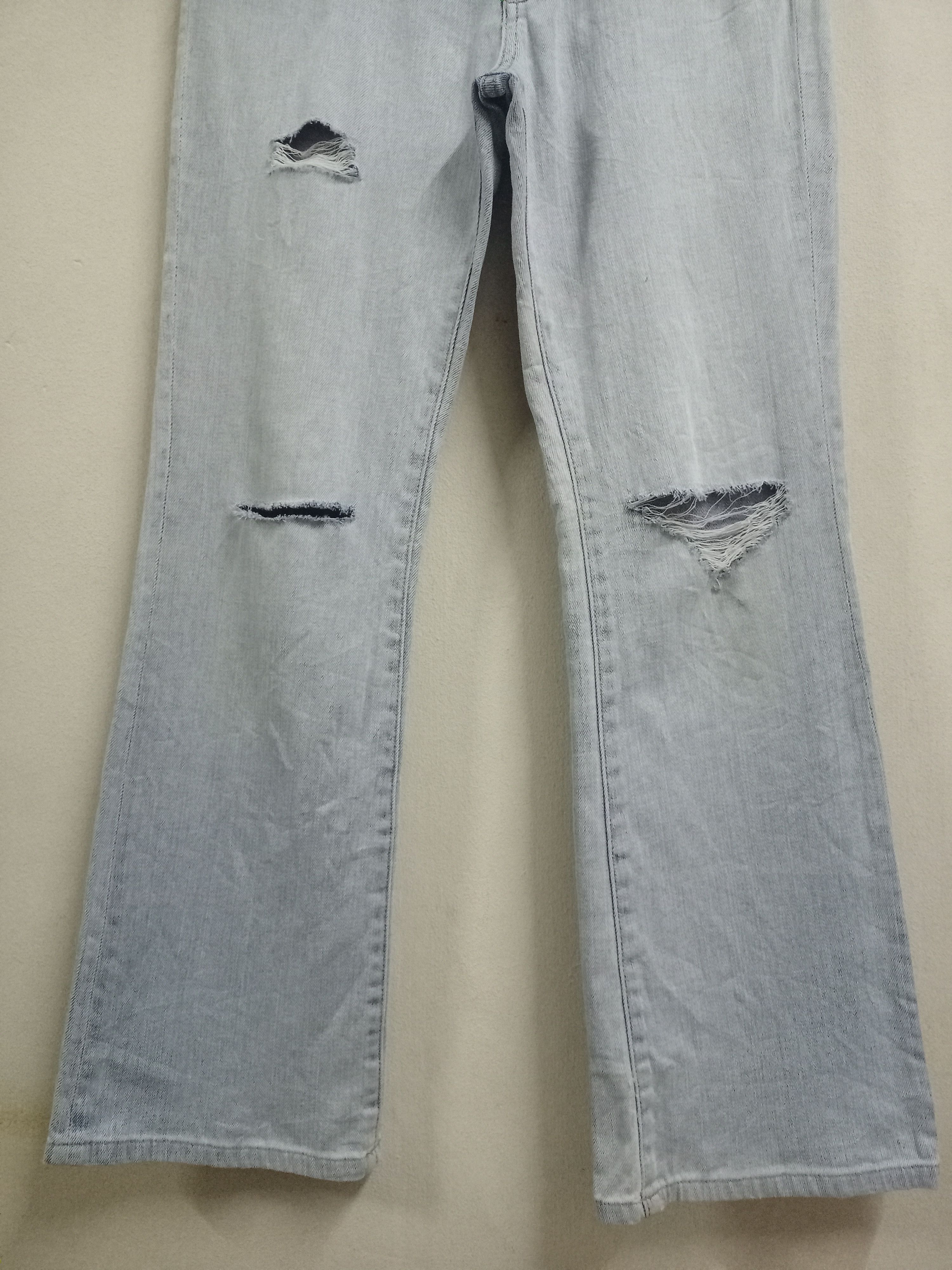 Uniqlo Vintage Uniqlo Light Wash Style Distressed Flare Jeans Size 29" - 5 Thumbnail