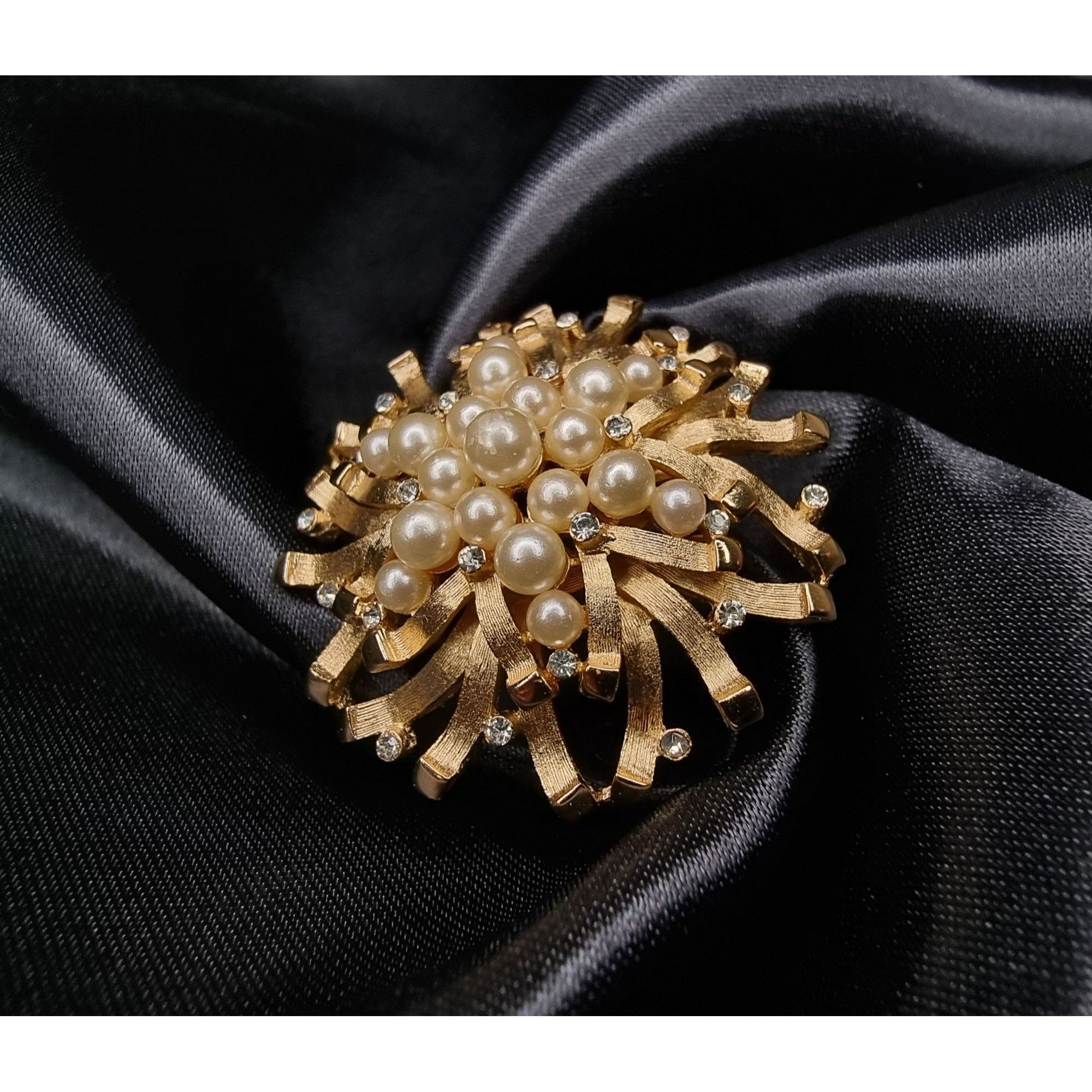 Vintage Vintage 1960s Trifari Gold-Tone Brooch W/ Faux Pearls & Rhin Size ONE SIZE - 2 Thumbnail