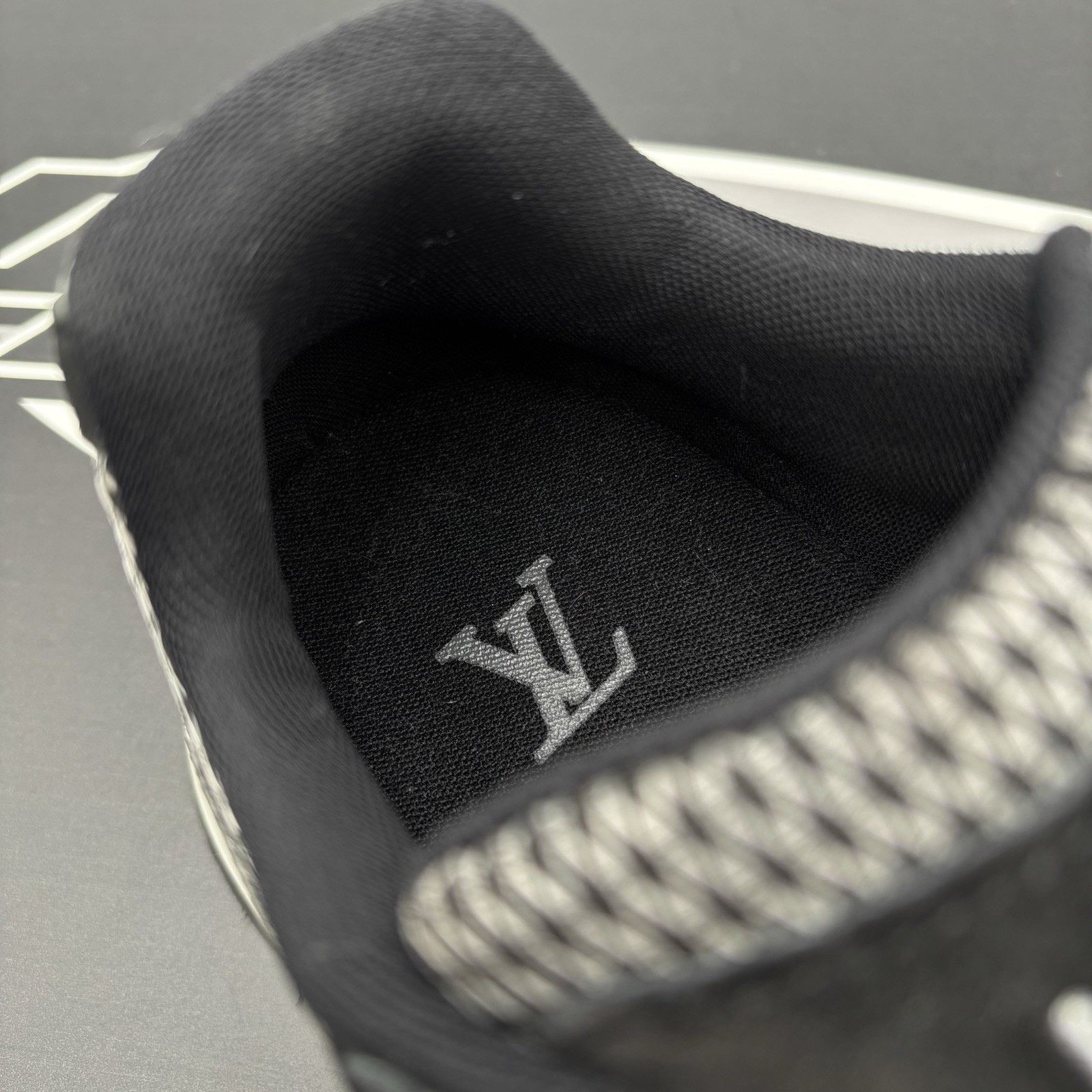 Louis Vuitton (9-9.5 US) Louis Vuitton Run Away Low ' Black ' | EXCELLENT! Size US 9.5 / EU 42-43 - 7 Thumbnail