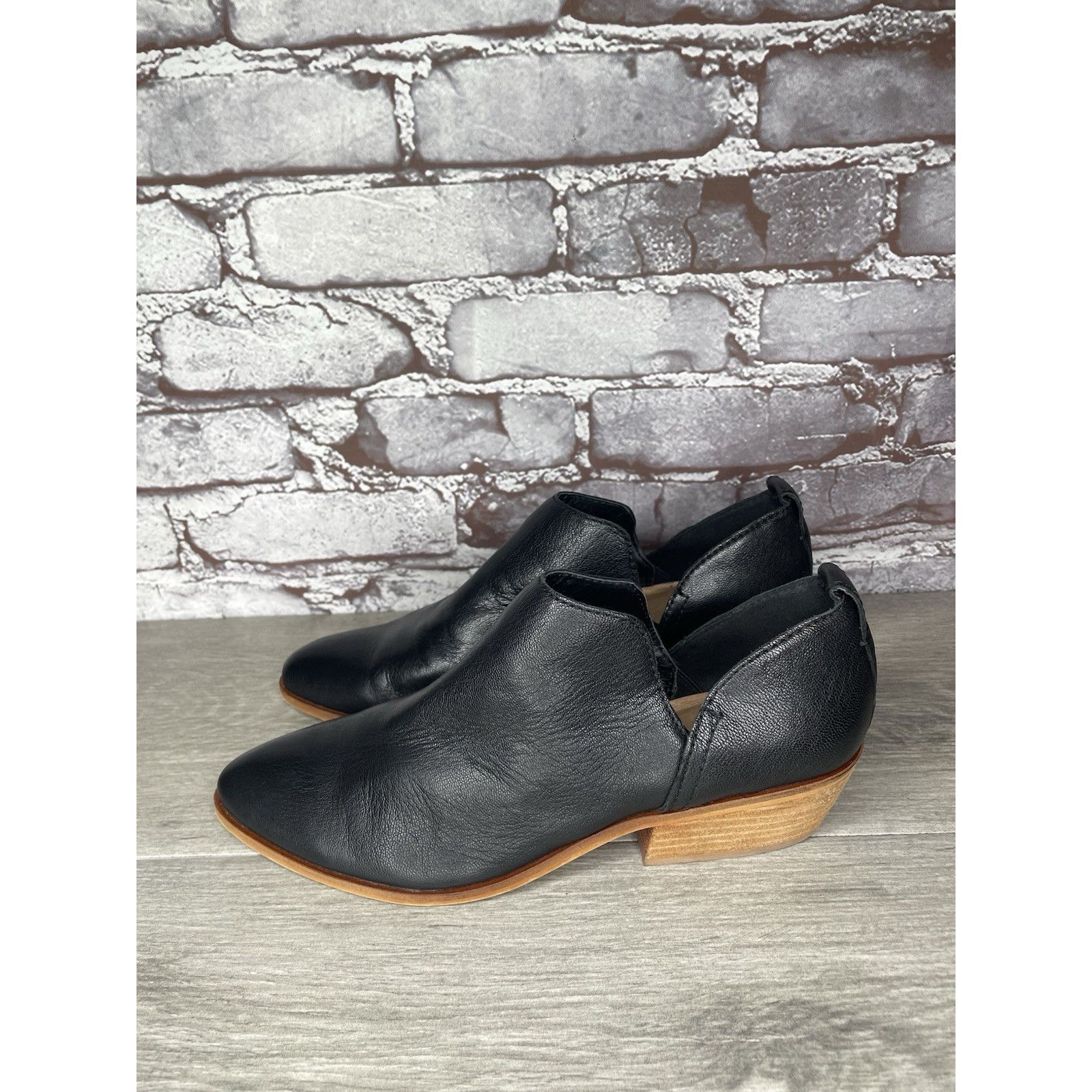 Frye Frye and Co. Rubie Black Leather Slip On V Cut Out Sides Hee Size US 7.5 / IT 37.5 - 20 Thumbnail
