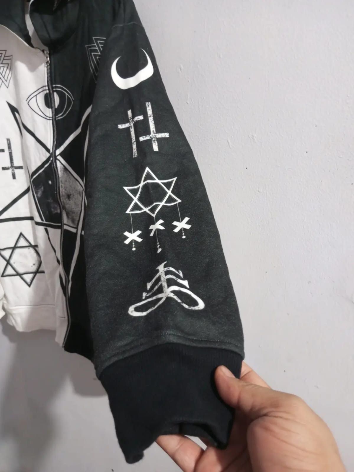 Japanese Brand Travas tokyo iluminati cross hoodie Size US L / EU 52-54 / 3 - 8 Thumbnail