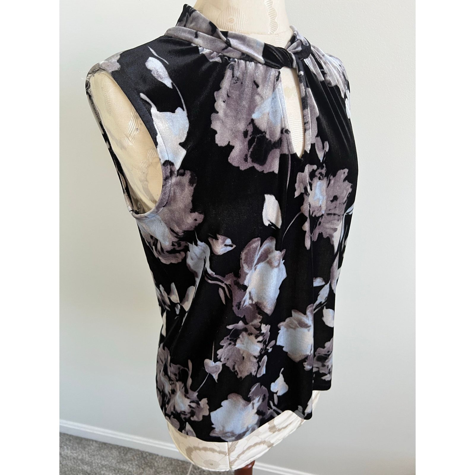 Tommy Hilfiger Tommy Hilfiger Sleeveless Velvet Classic Floral Blouse Small Size S / US 4 / IT 40 - 2 Thumbnail