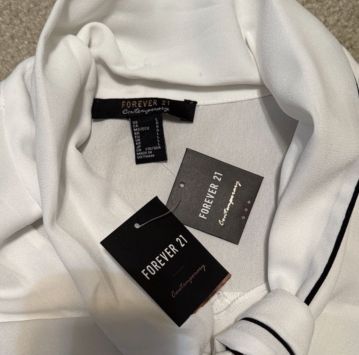 Forever 21 NWT Forever 21 White Blouse With Black Accent Size Large Size L / US 10 / IT 46 - 2 Thumbnail