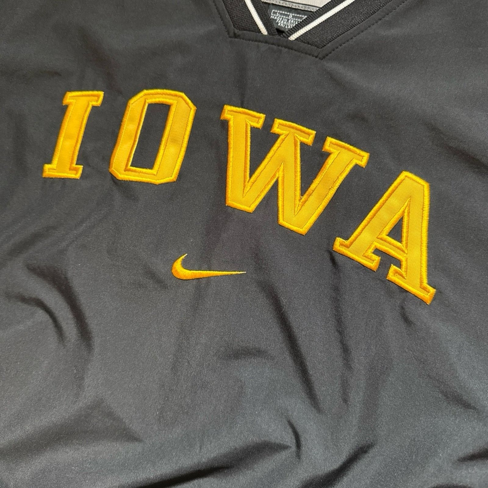 Nike 90s Nike Team Iowa Hawkeyes Center Swoosh Windbreaker Size US L / EU 52-54 / 3 - 3 Thumbnail