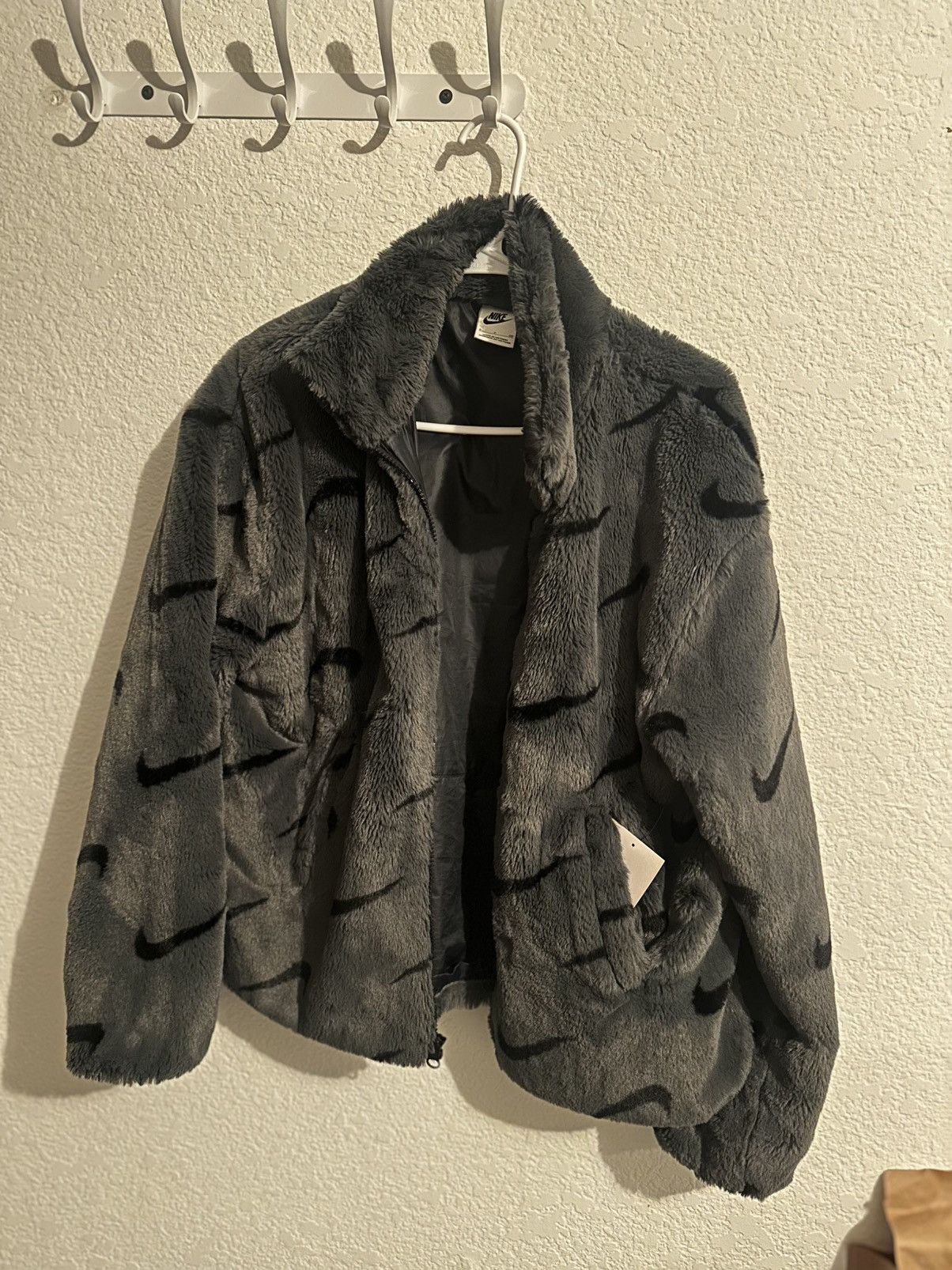 Nike WOMEN'S SPORTSWEAR PLUSH PRINTED FAUX FUR JACKET Size S / US 4 / IT 40 - 1 Thumbnail
