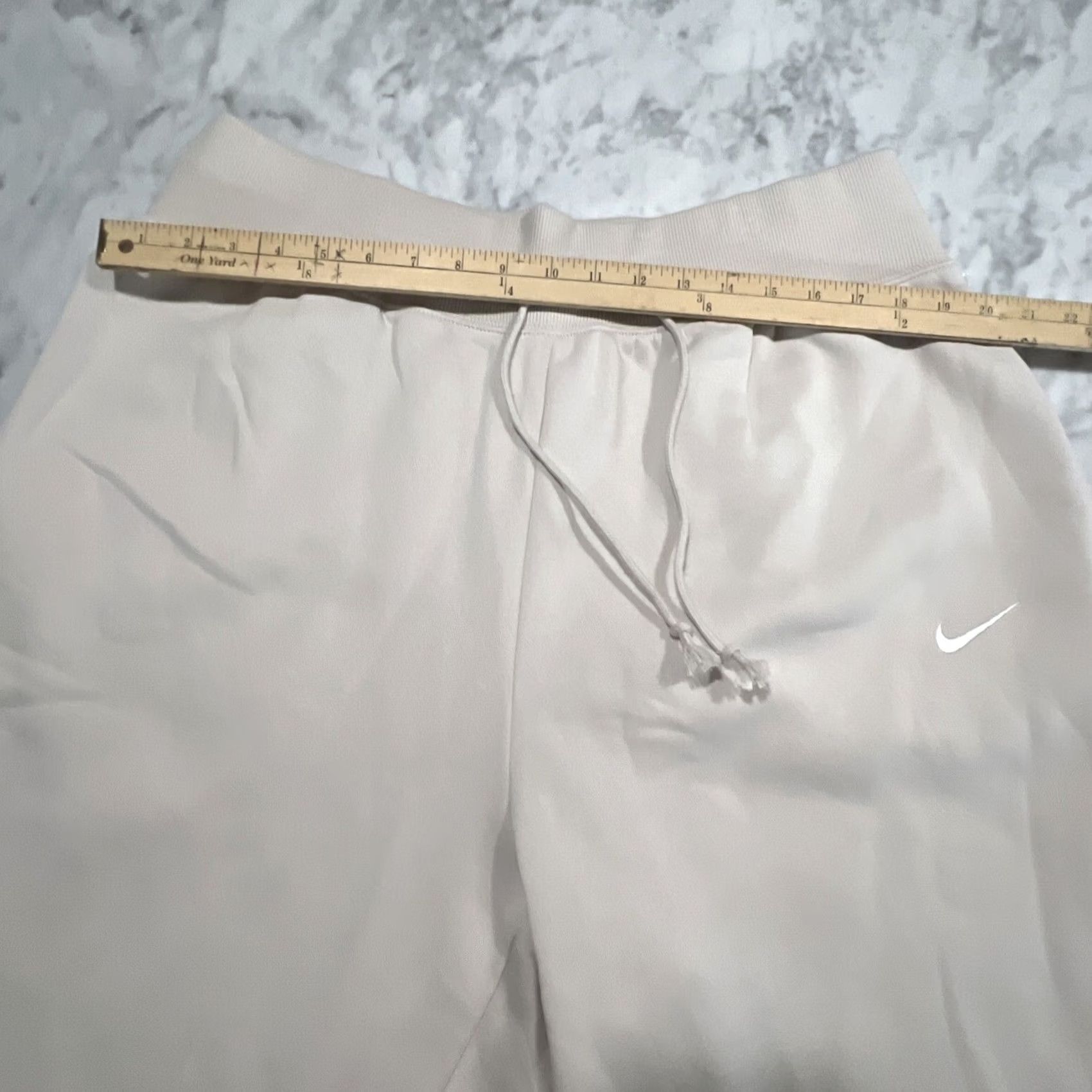 Nike VINTAGE Nike Crop Sweatpants Women’s 2XL Wide-Leg Fleece Drawstring FB8418-104 NWT Size 40" / US 18 - 4 Thumbnail