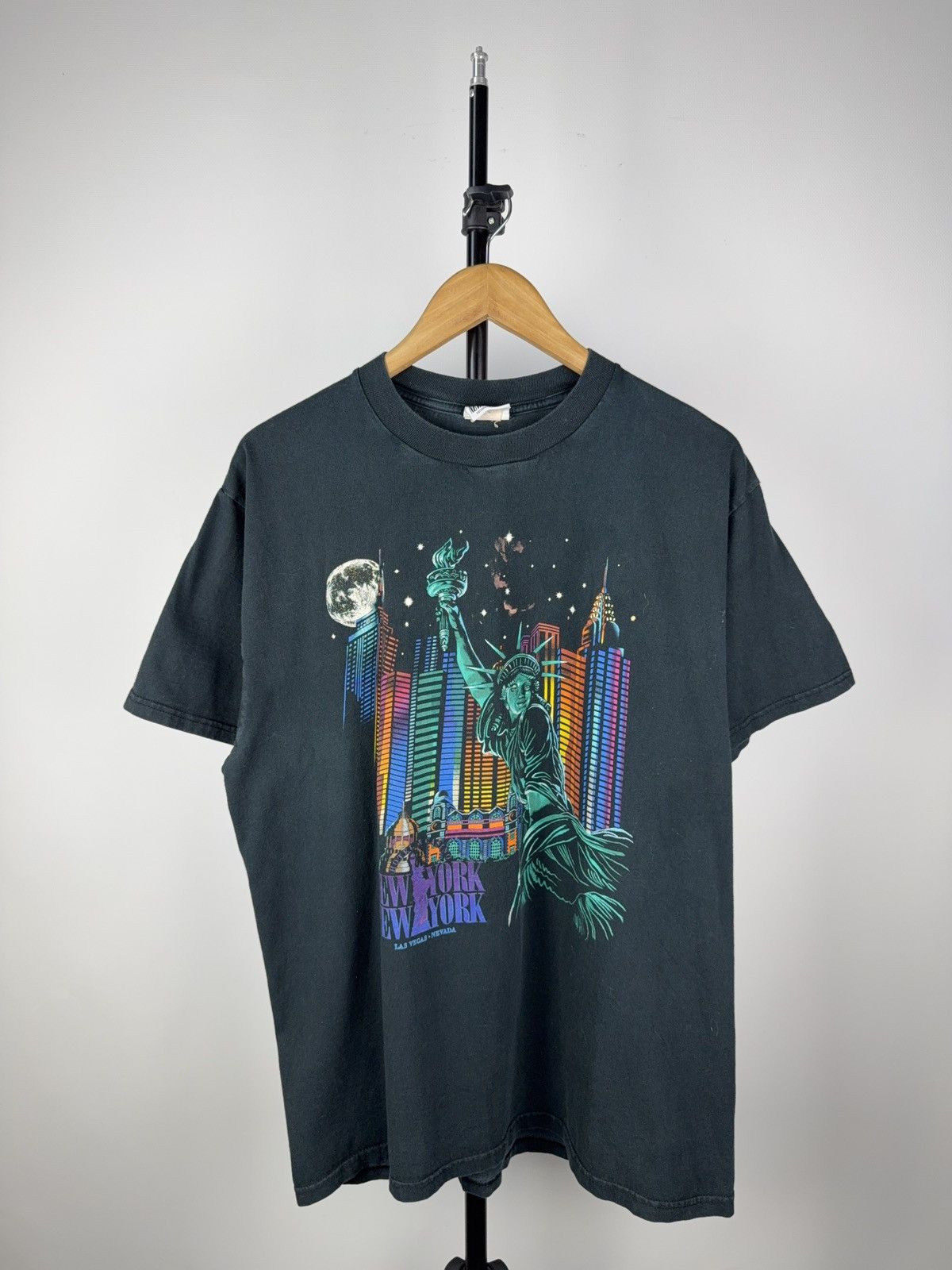 Vintage Vintage New York New York Las Vegas Tee Neon Skyline L Size US L / EU 52-54 / 3 - 1 Thumbnail