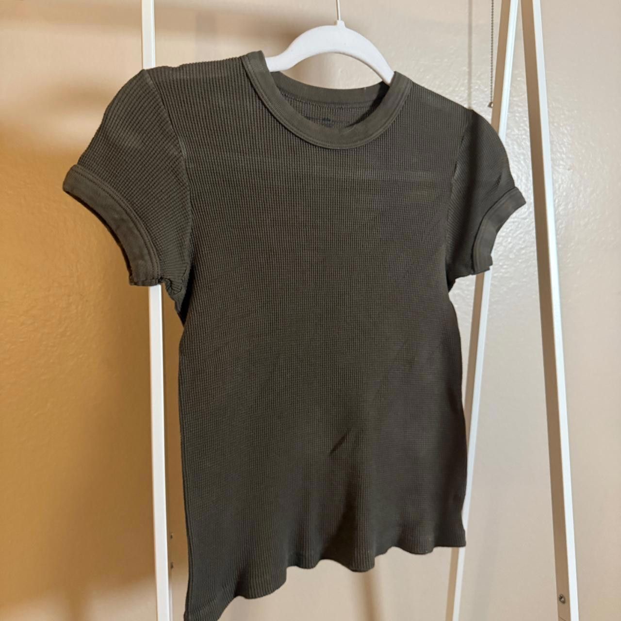 Designer olive green brandy melville t-shirt Size S / US 4 / IT 40 - 2 Thumbnail