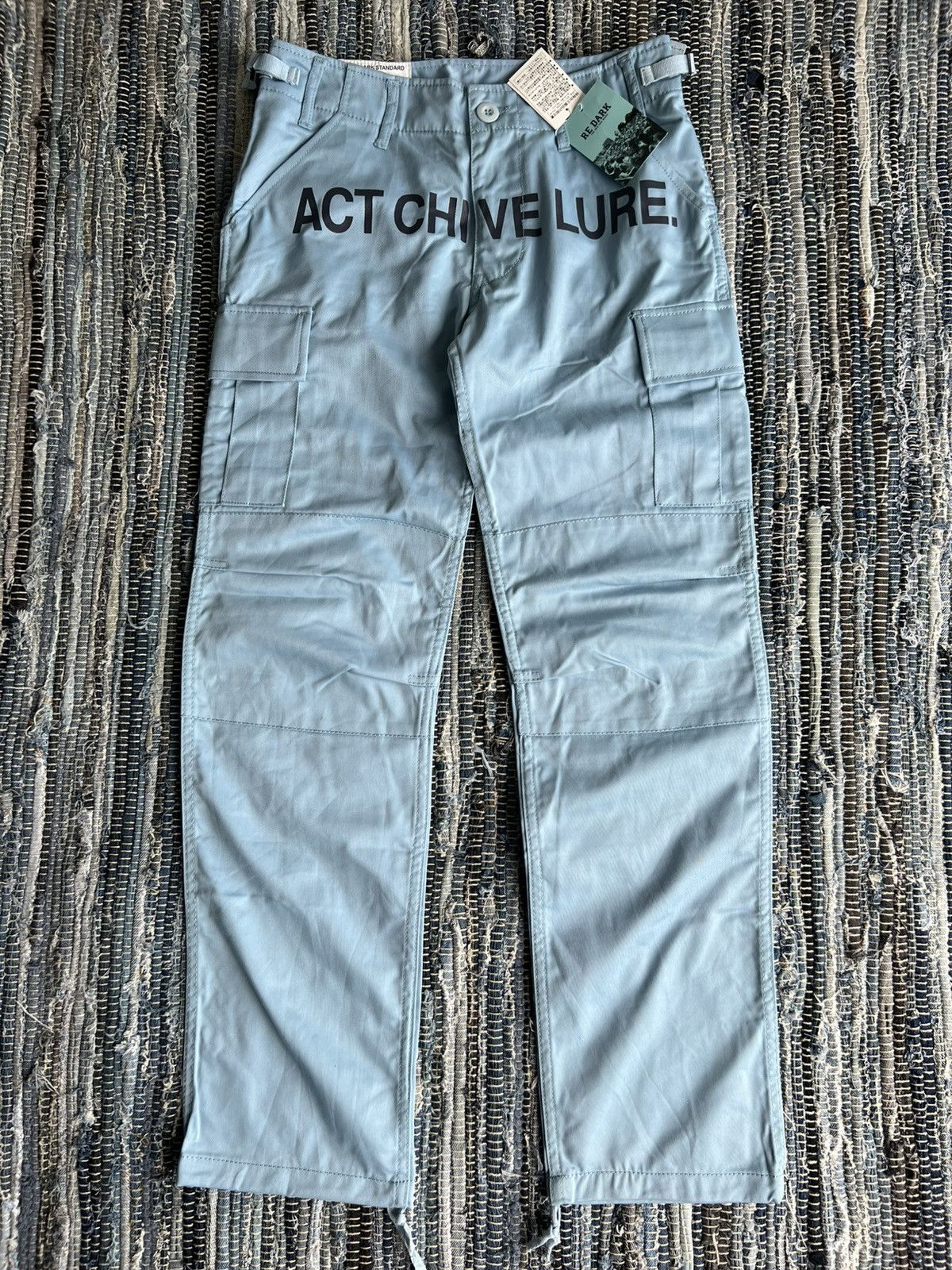 Designer × Japanese Brand × Sasquatchfabrix NWT Re Dark ActChiveLure Spellout Logo Parachute Cargo Pants Size US 28 / EU 44 - 1 Thumbnail
