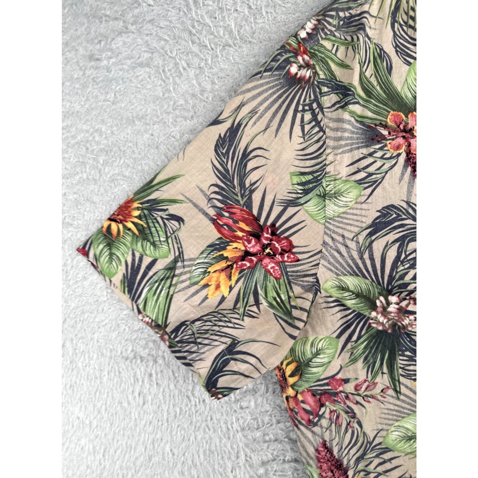 H&M VINTAGE? No. Just H&M Button-Up Shirt Men L Gray Floral Rayon Short Sleeve Casual Hawaii 40in Chest All Seasons Pockets Red Bird Pattern Mens Size US L / EU 52-54 / 3 - 3 Thumbnail
