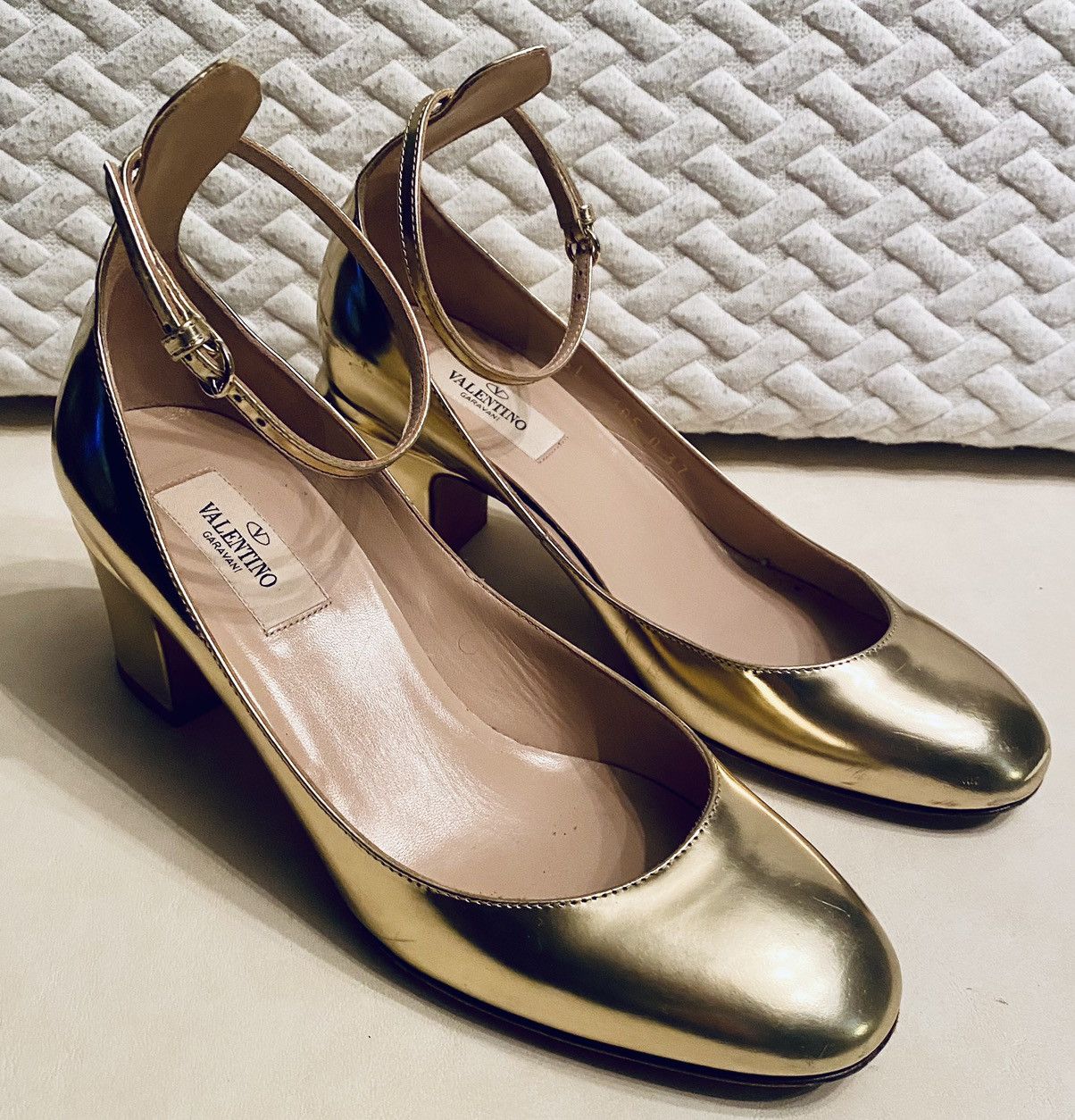 Valentino VALENTINO GARAVANI 🇮🇹 Tan-go Metallic Gold Leather Pumps 37 Size US 7 / IT 37 - 1 Thumbnail