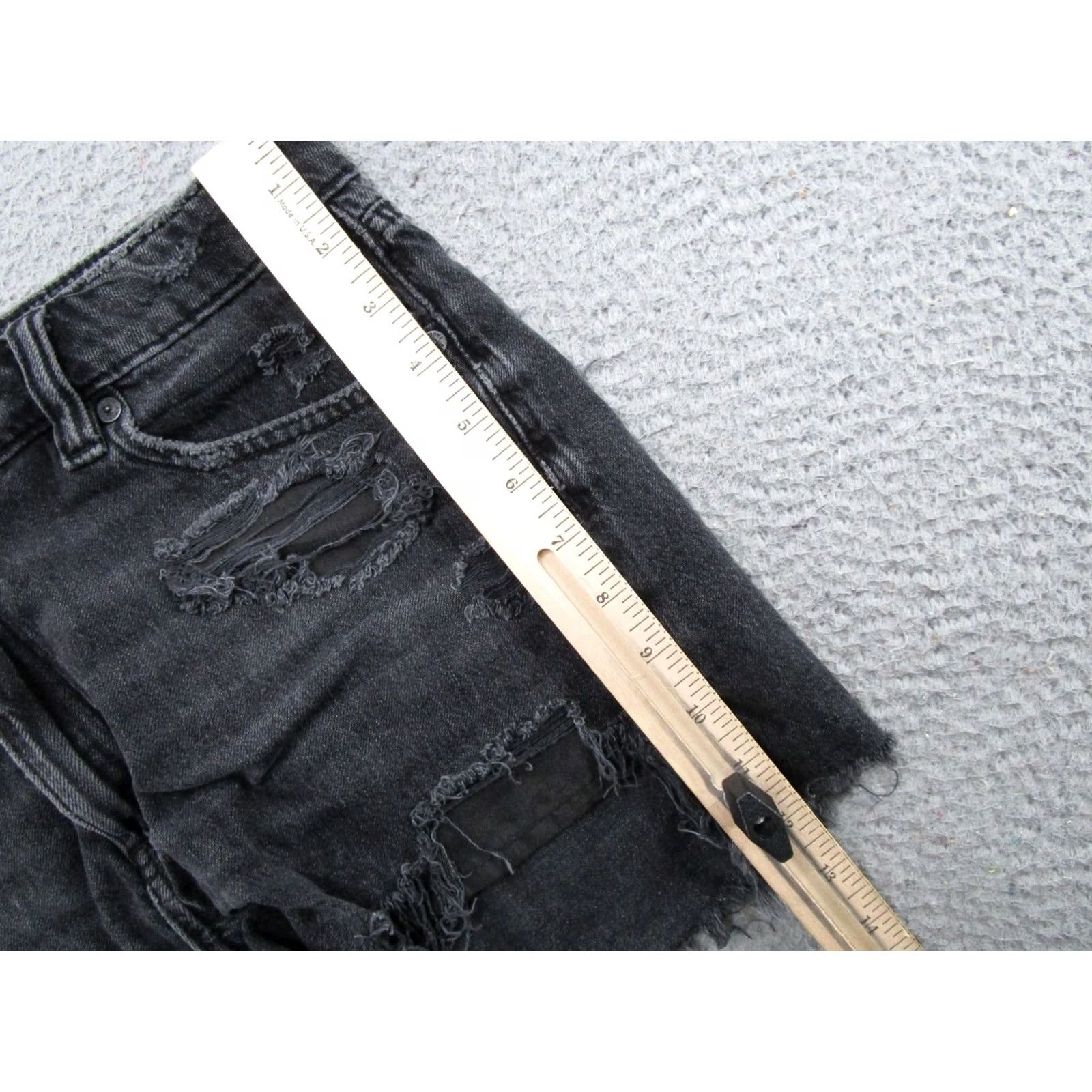 American Eagle Outfitters American Eagle Outfitters Black Distressed Denim High Rise Cut Off Mom Short Size 8 Womens Stretch 5-Pocket Retro 90s Vintage? Size 30" / US 8 / IT 44 - 6 Thumbnail