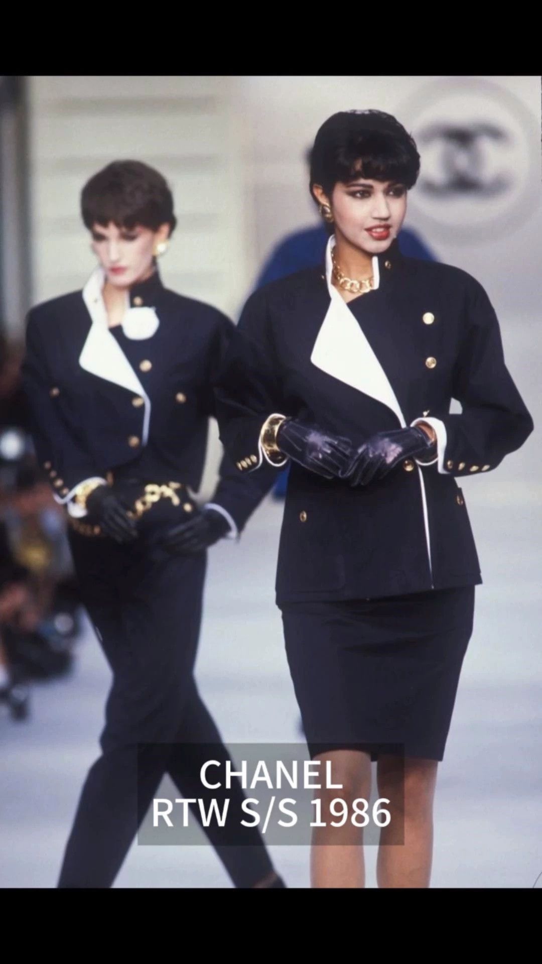Chanel Chanel 1986 SS Navy Blue Coco Gold-Button Suit FR36 Size XS / US 0-2 / IT 36-38 - 1 Thumbnail