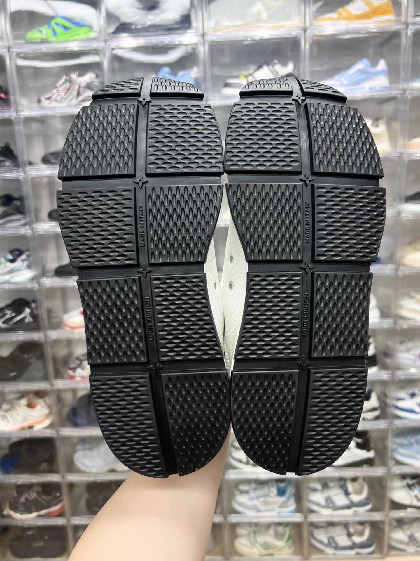 Louis Vuitton LV Classic Sneakers K15 Size US 10 / EU 43 - 8 Thumbnail