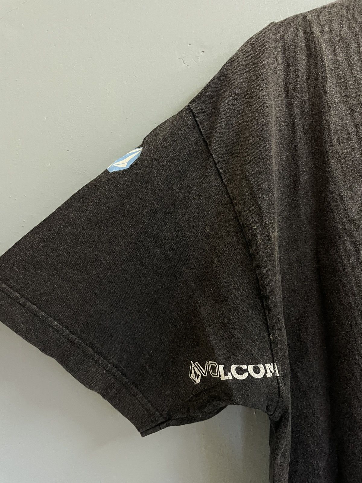 Vintage Vintage Y2K Volcom sunfaded t shirt Size US L / EU 52-54 / 3 - 12 Thumbnail