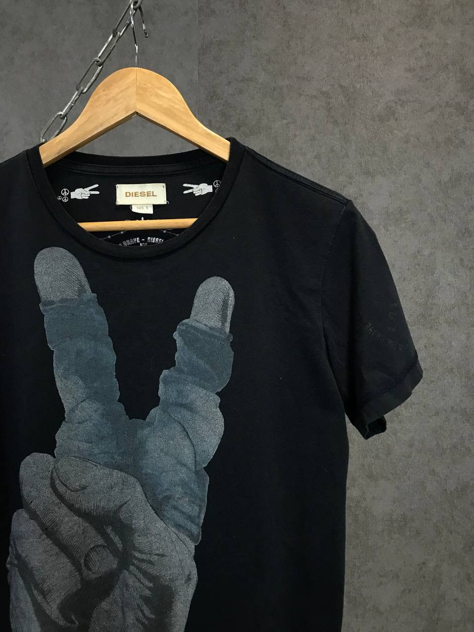 Designer Diesel Peace big center logo tee Size US S / EU 44-46 / 1 - 2 Thumbnail
