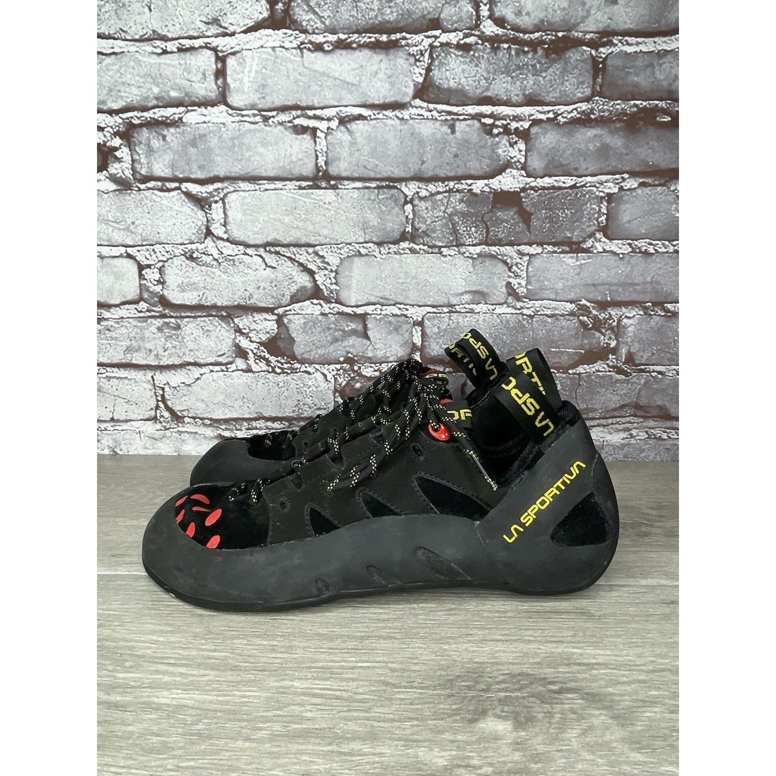 La Sportiva La Sportiva Tarantulace Black Leather Red Rock Climbing Shoe Size US 10.5 / EU 43-44 - 23 Thumbnail
