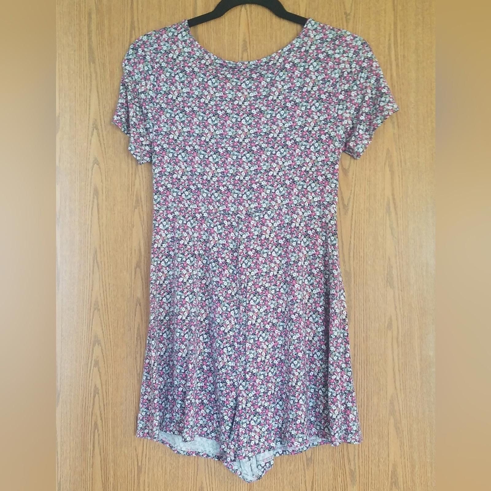 Forever 21 Forever 21 Floral V-Neck Romper Size Medium Size 32" / US 10 / IT 46 - 2 Thumbnail