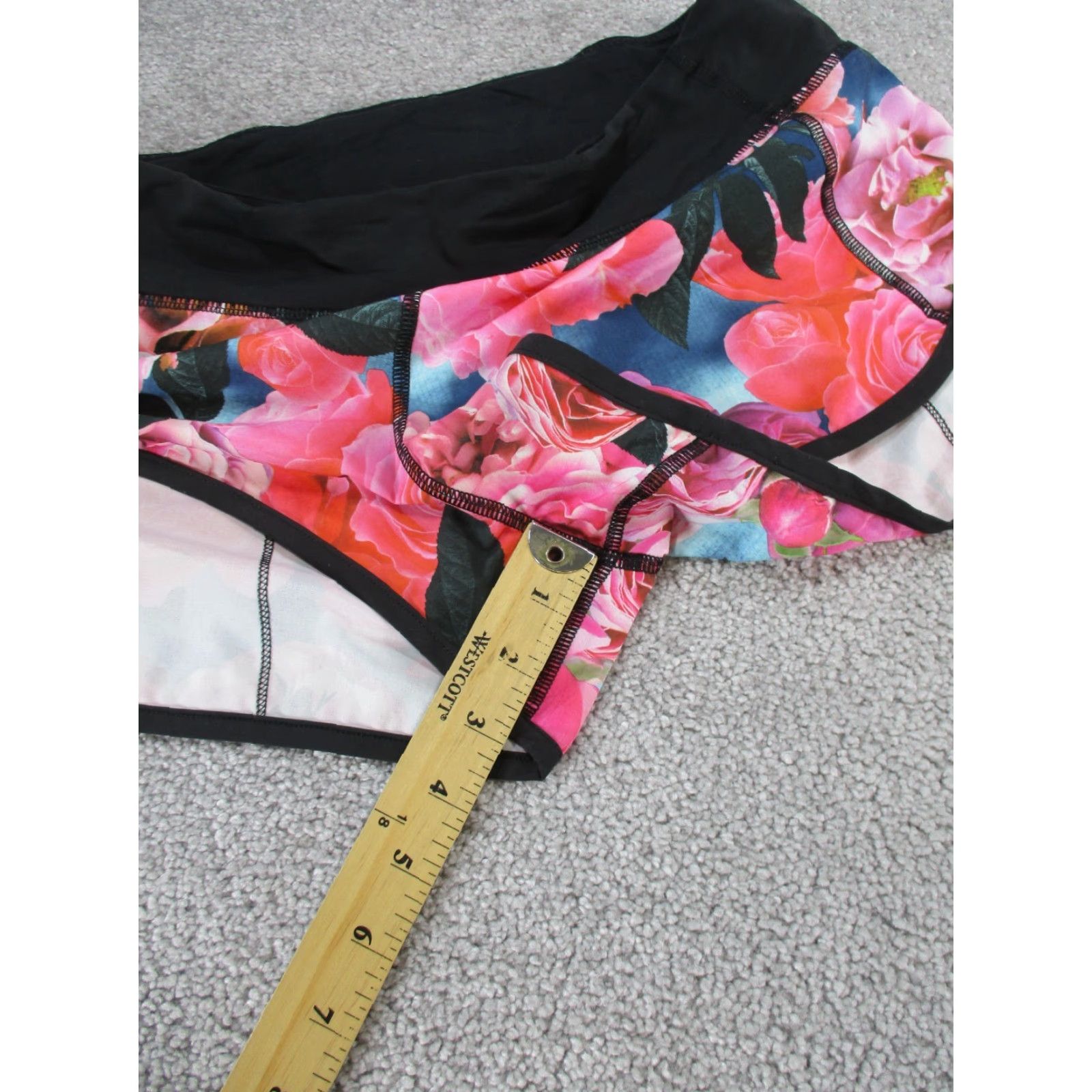 Lululemon Lululemon Shorts Womens 6 Black Multicolor Floral 3" Athletic Running Gym Cross Training Girl Womens Size 28" / US 6 / IT 42 - 4 Thumbnail