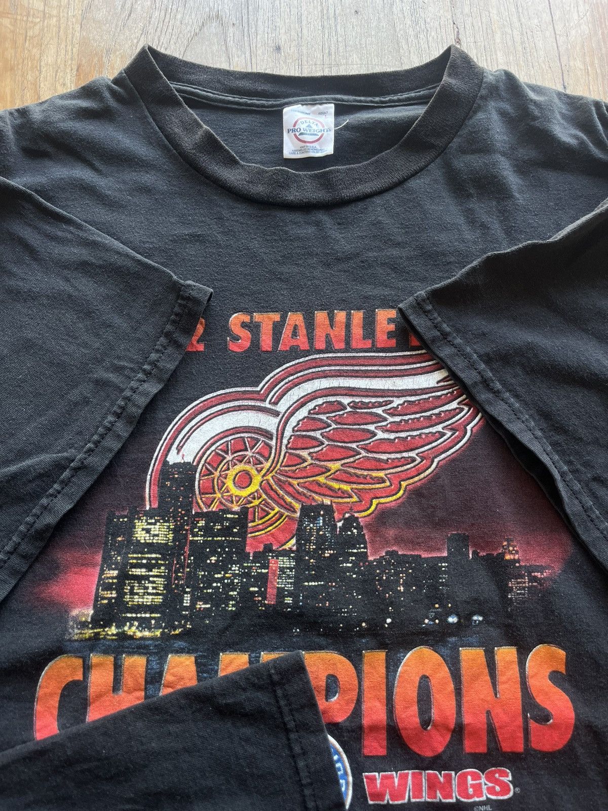 NHL × Red Wing × Vintage Vintage RED WINGS Champion 2002’s Stanley Cup Tshirt Size US L / EU 52-54 / 3 - 7 Thumbnail