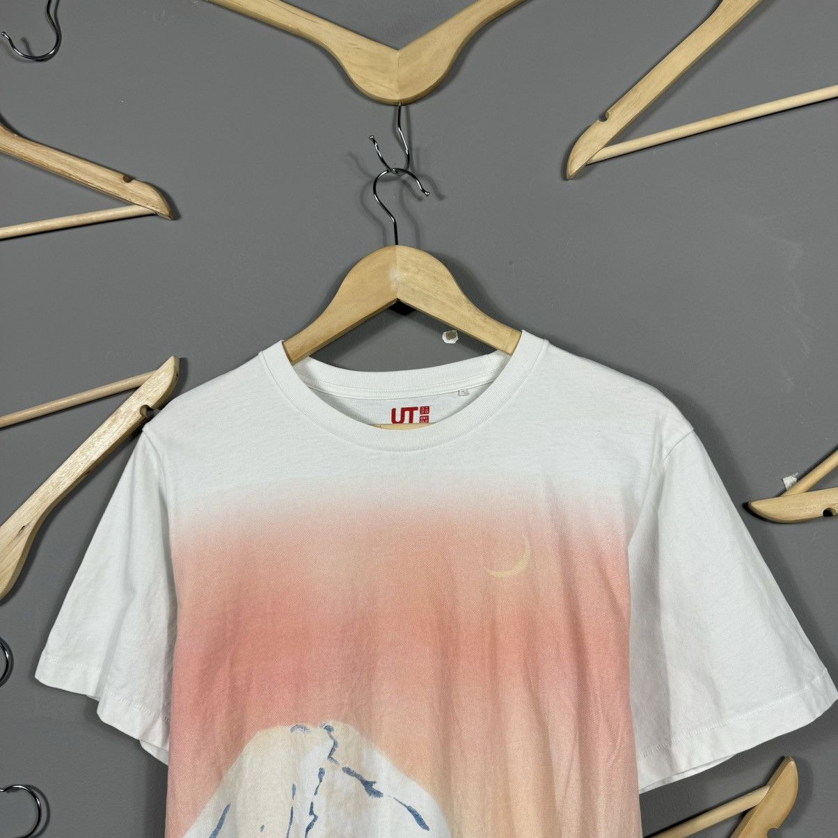Japanese Brand × Uniqlo UNIQLO UT Hokusai M Pink Gradient Mount Fuji Graphic T-Shirt Size US M / EU 48-50 / 2 - 4 Thumbnail
