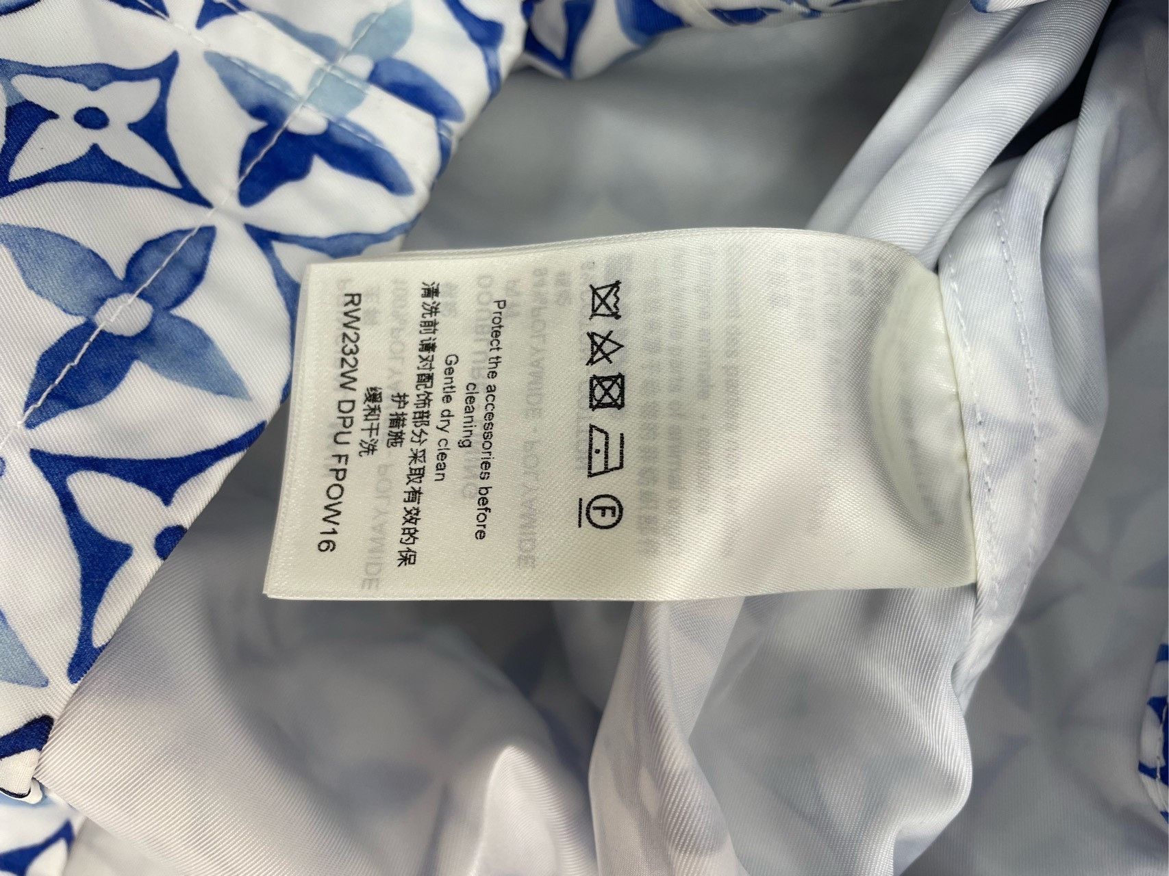 Louis Vuitton Louis Vuitton Blue hooded assault jacket with full logo jac Size US S / EU 44-46 / 1 - 6 Thumbnail