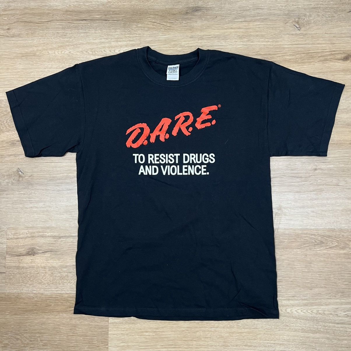 Gildan Vintage 90s Dare Resist Drugs and Violence T-Shirt Black Size US L / EU 52-54 / 3 - 1 Thumbnail