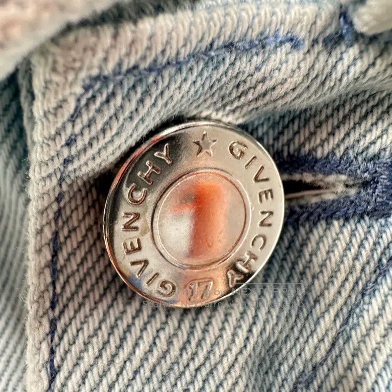 Givenchy Givenchy Ice blue denim jacket with back letter logo Size US L / EU 52-54 / 3 - 5 Thumbnail