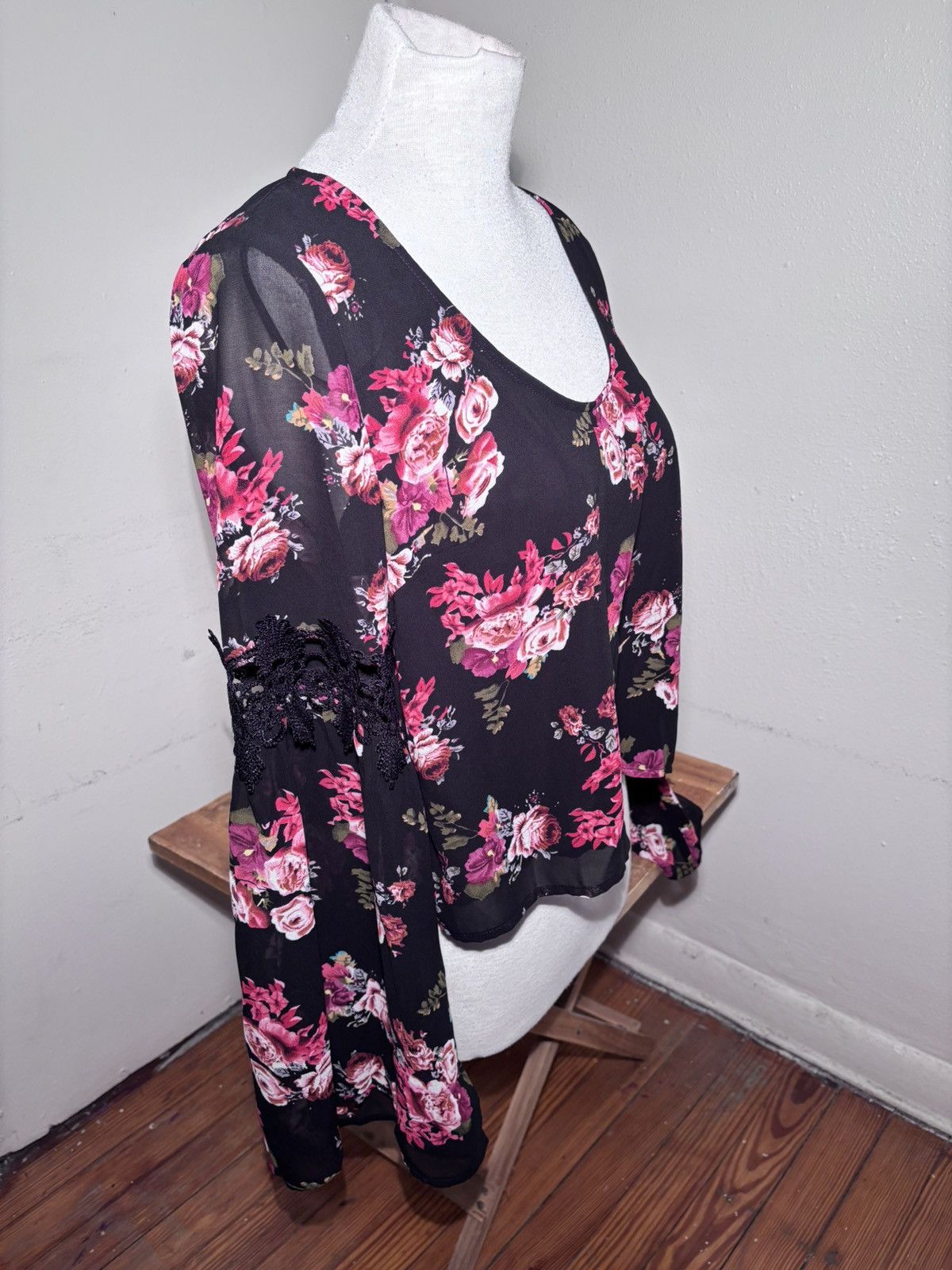 Forever 21 Forever 21 Belle Sleeve Floral Crop Blouse Size L / US 10 / IT 46 - 2 Thumbnail