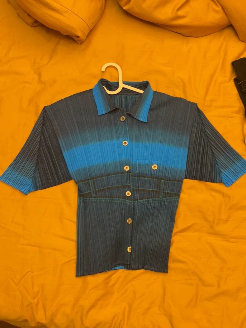 Issey Miyake Issey Miyake Electric blue pleated short-sleeved shirt Size XS / US 0-2 / IT 36-38 - 1 Thumbnail