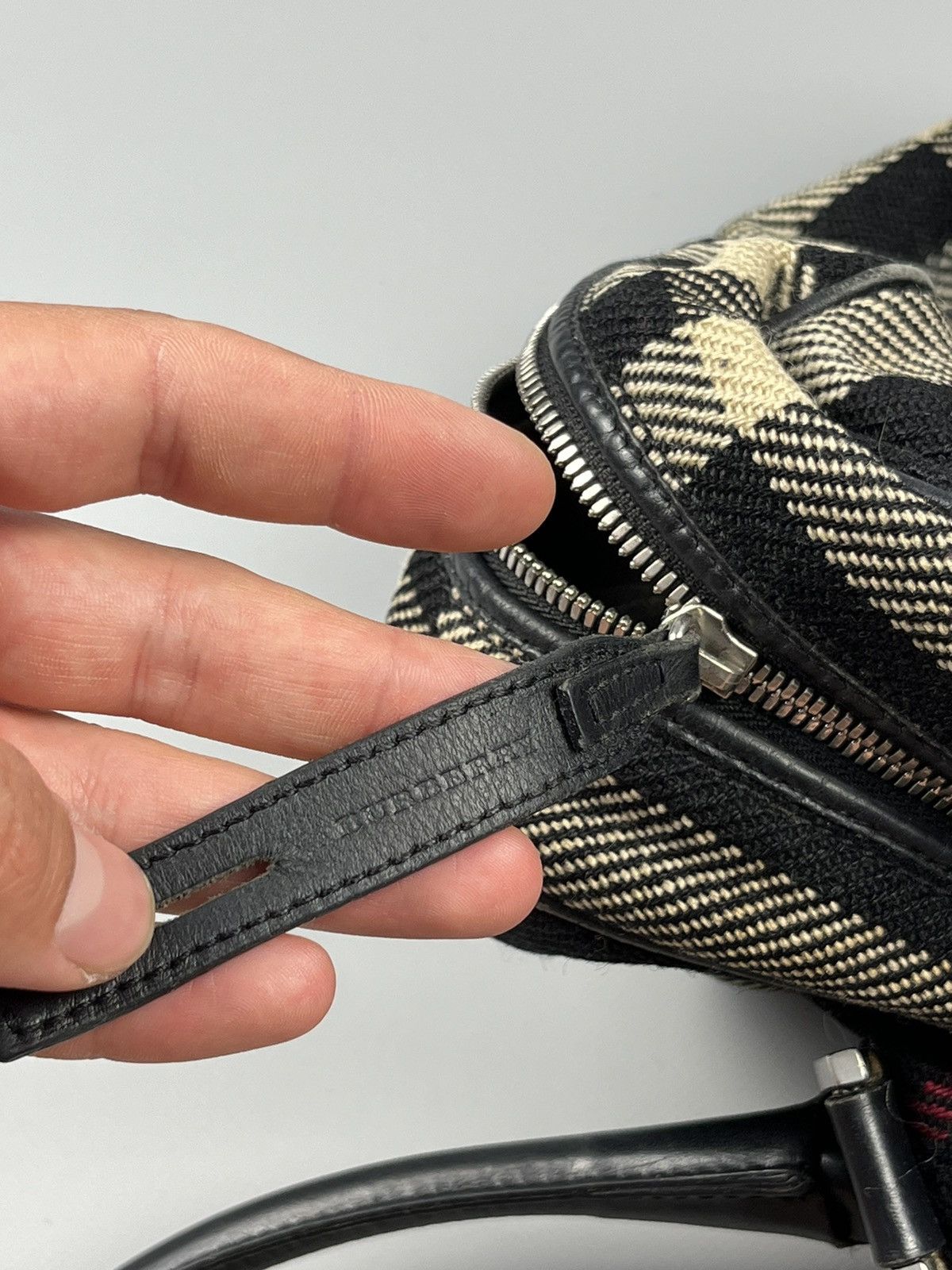 Burberry BURBERRY Vintage Nova Check Tweed Wool/Leather Tote Bag Size ONE SIZE - 6 Thumbnail