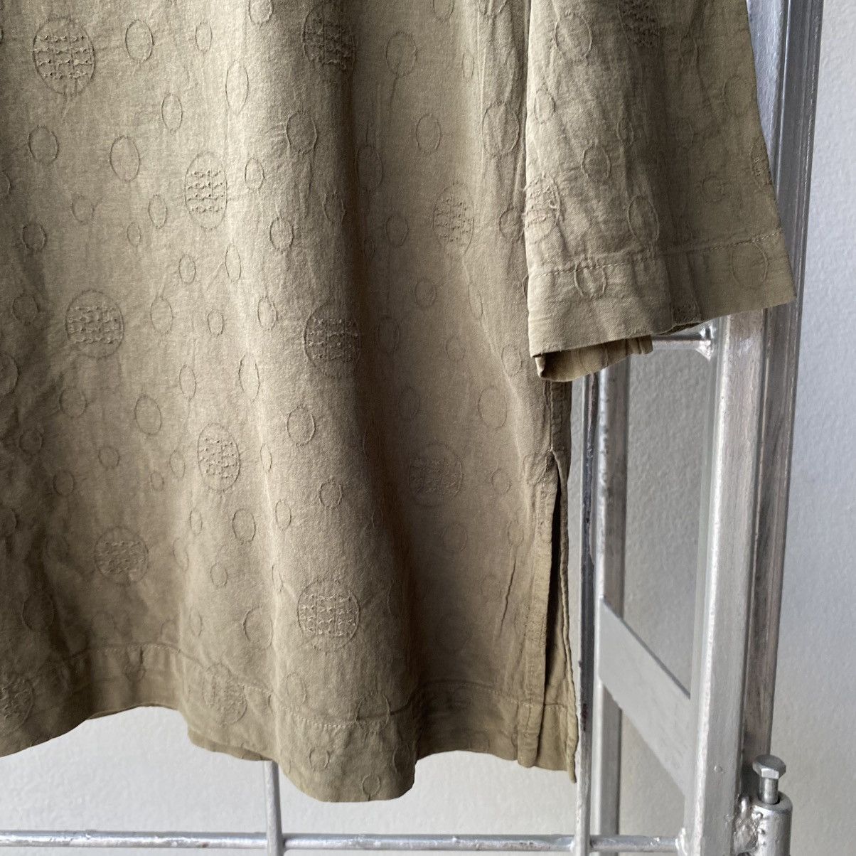 Issey Miyake Plantation Khaki V-Neck 3/4 Sleeve Blouse with Subtle Print Size M / US 6-8 / IT 42-44 - 6 Thumbnail
