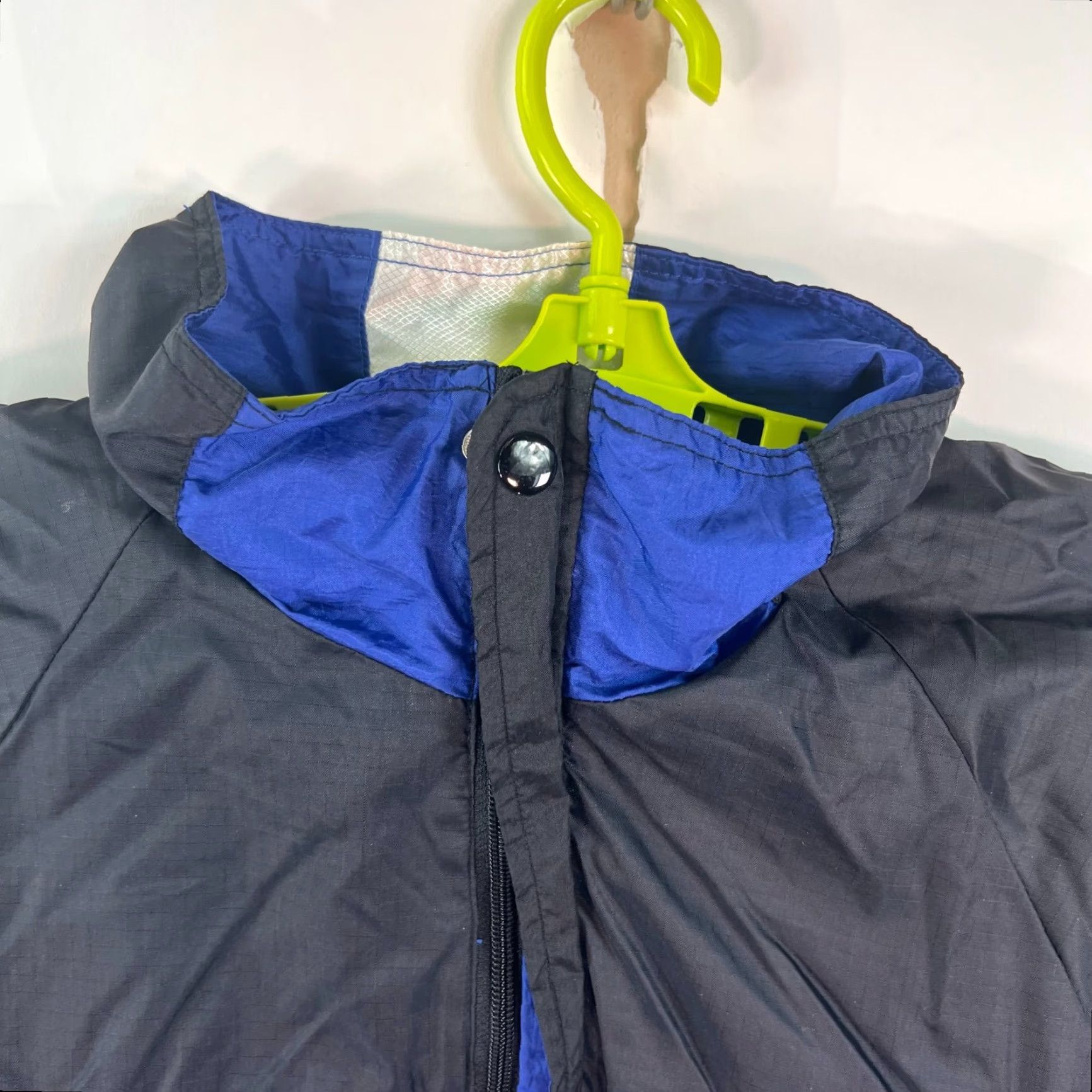 Wilson Wilson Windbreaker Jacket Mens L Blue Black Pockets Zippered Golf Windbreaker Lined Chest 48 in Regular Size Brand: Wilson? Size US L / EU 52-54 / 3 - 3 Thumbnail