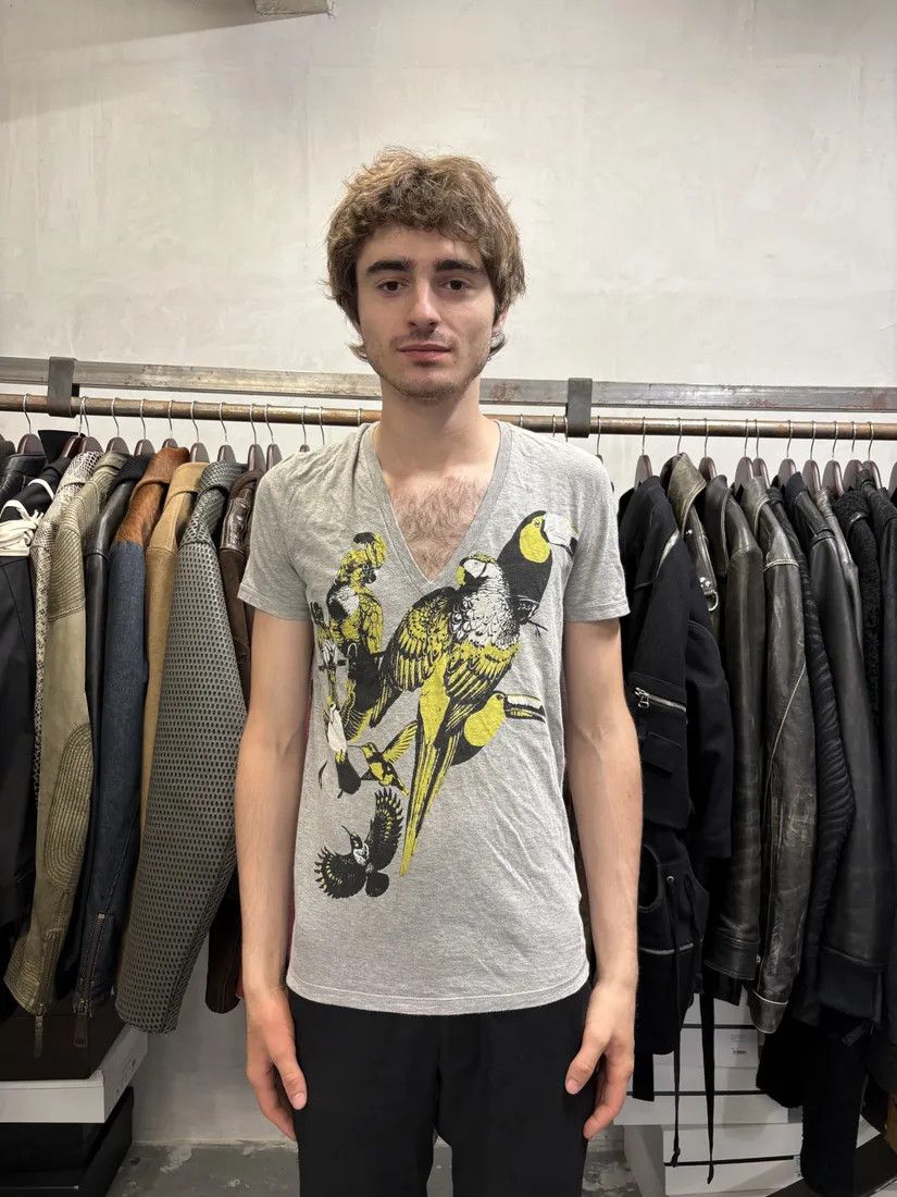 Designer × Gucci × Vintage SS2008 Gucci Grey V Neck Birds Toocan T-Shirt Size US XS / EU 42 / 0 - 2 Thumbnail