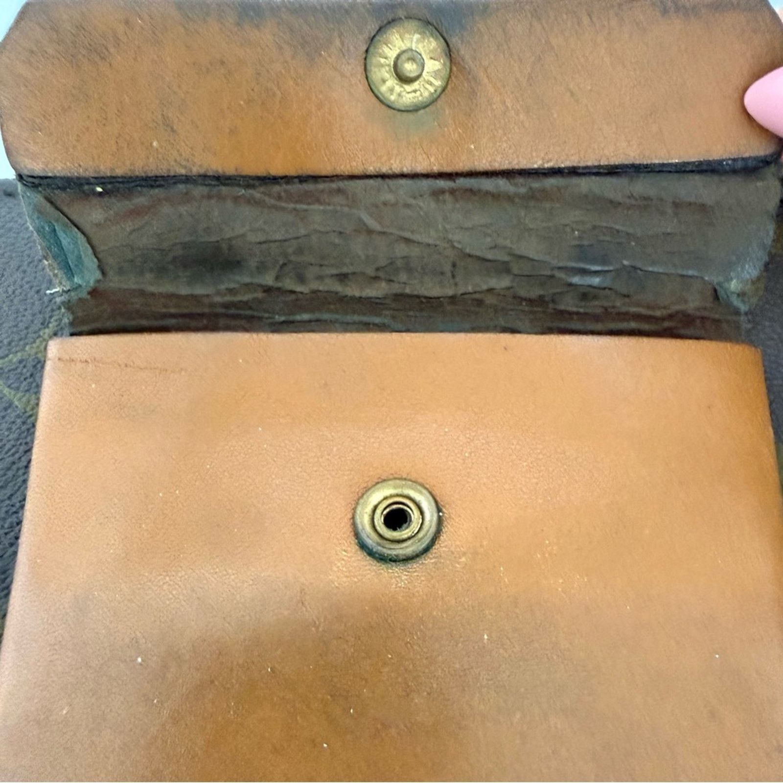 Louis Vuitton Louis Vuitton vintage unisex wallet Authentic Size ONE SIZE - 9 Thumbnail