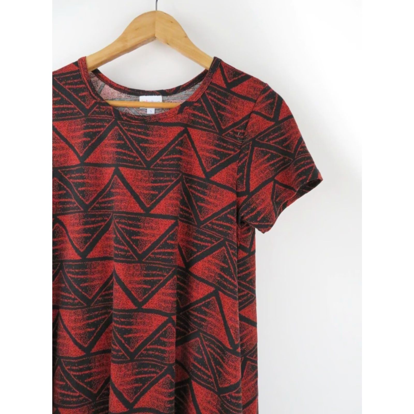 Vintage VINTAGE LuLaRoe Carly Dress Womens Small Red Black Geometric Print High Low Hem Stretchy Size S / US 4 / IT 40 - 2 Thumbnail