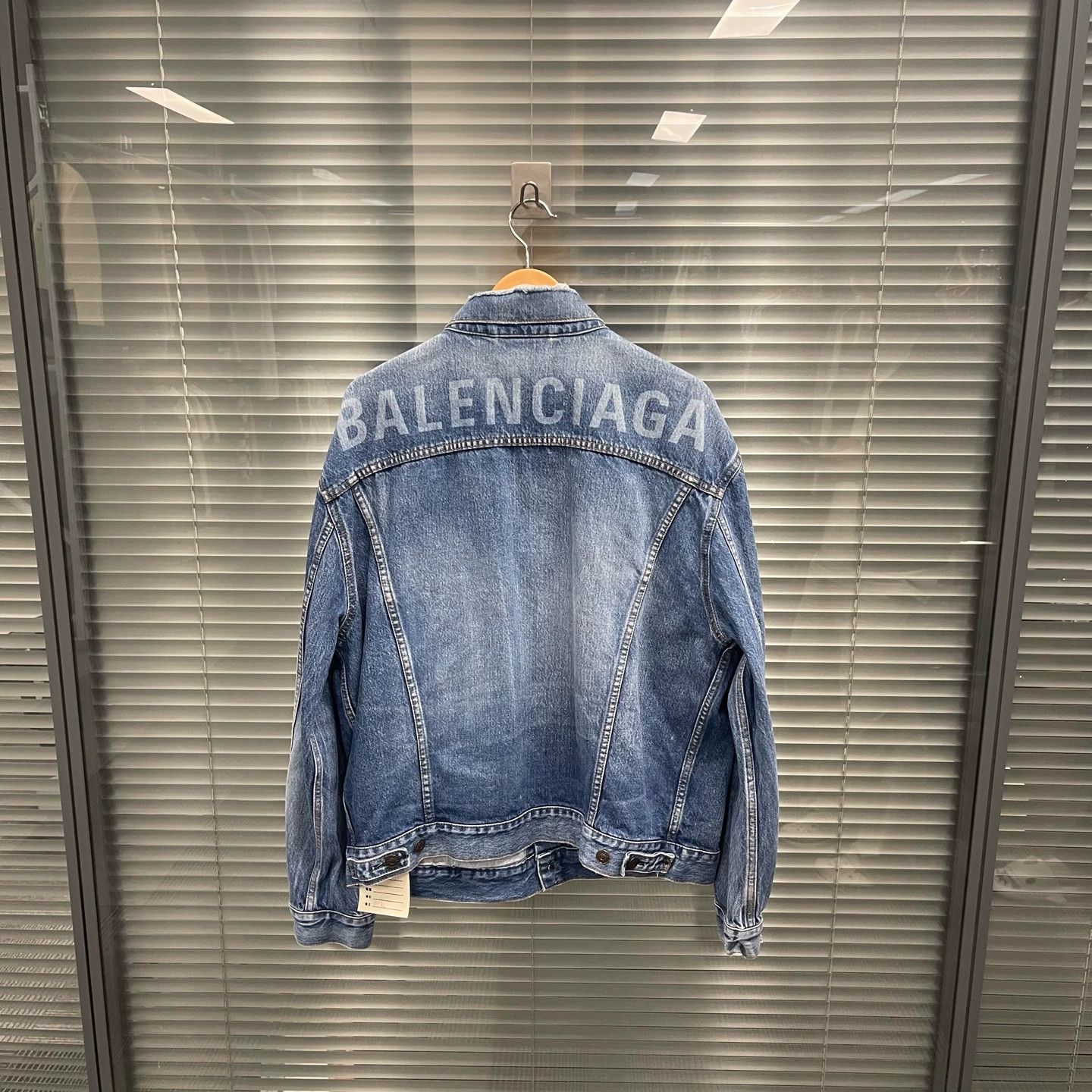 Balenciaga Balenciaga back big logo denim jacket 34 99 new Size US XL / EU 56 / 4 - 2 Thumbnail