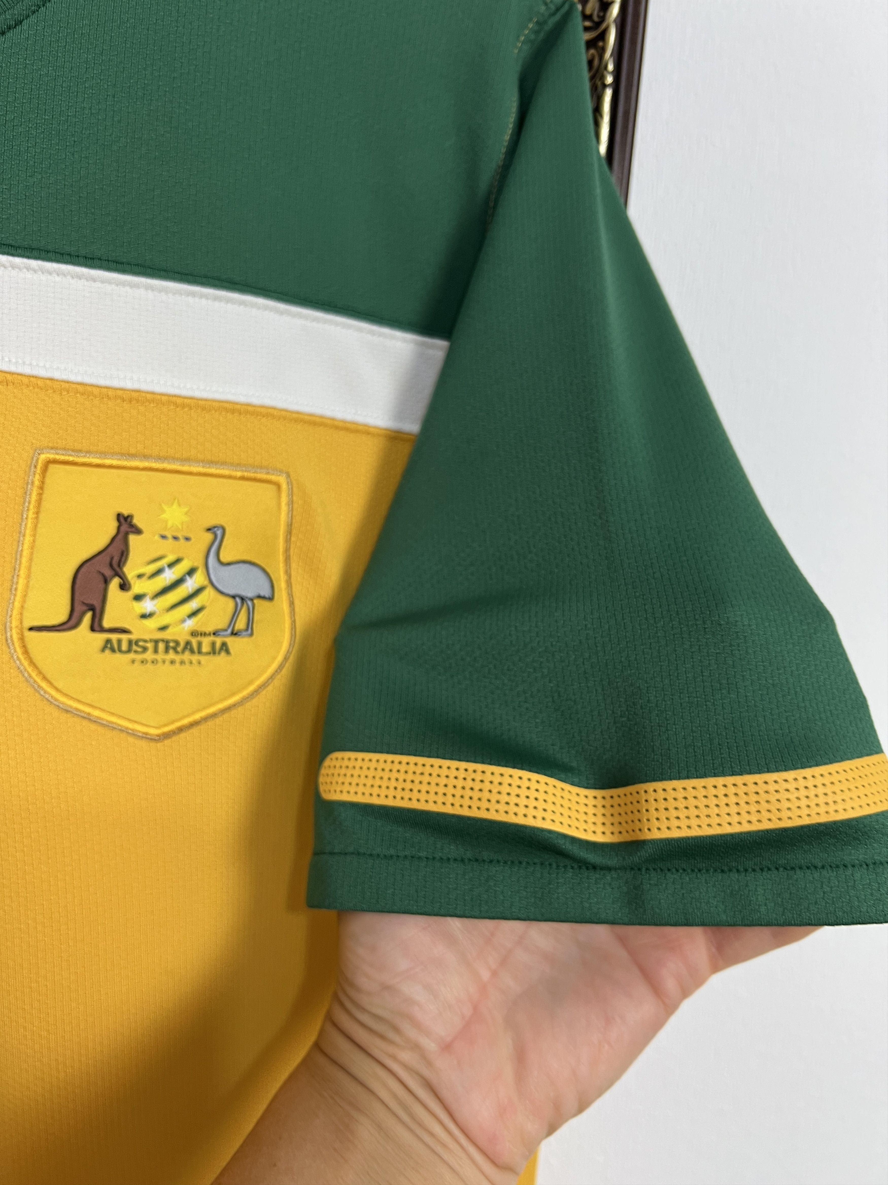 Nike Australia Home football shirt 2010 Soccer Nike Jersey Men Size US L / EU 52-54 / 3 - 8 Thumbnail