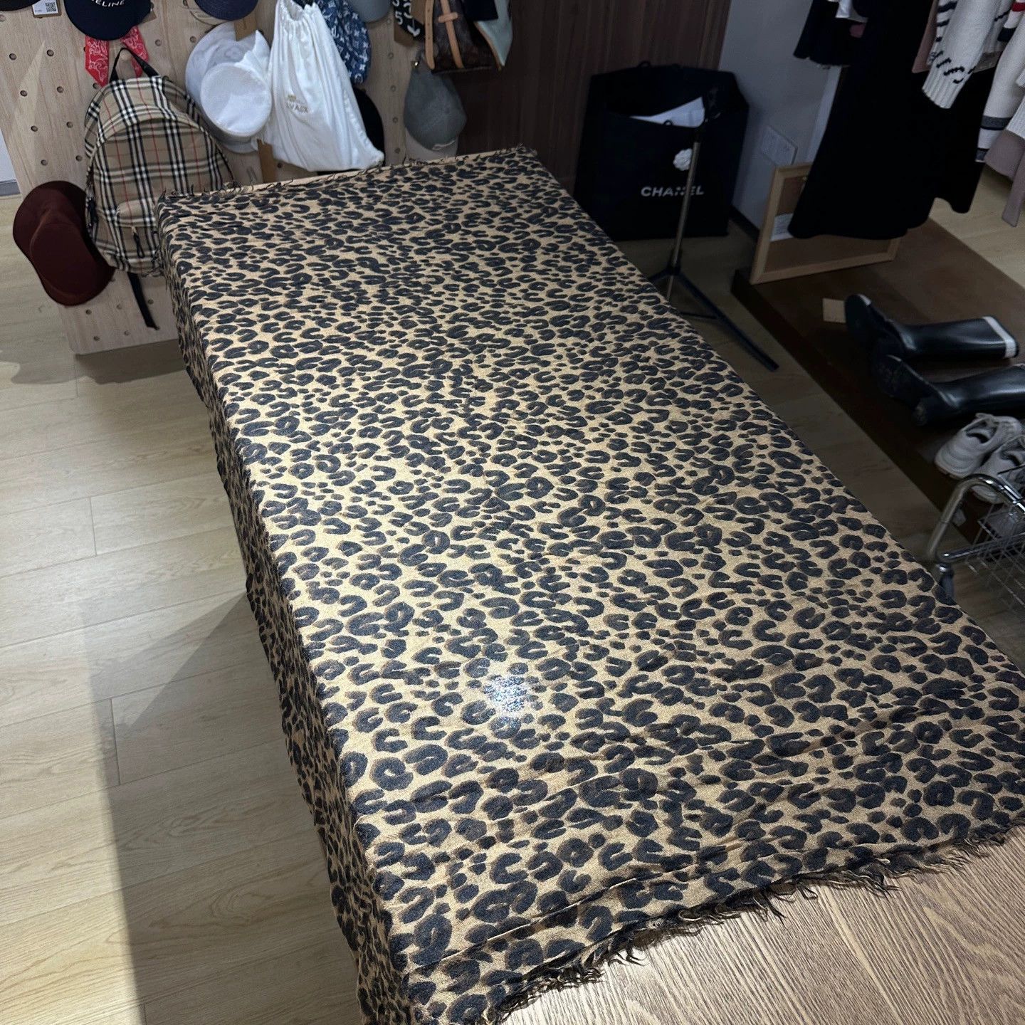 Louis Vuitton Louis Vuitton Leopard Print Monogram Cashmere Shawl Scarf Size ONE SIZE - 2 Thumbnail