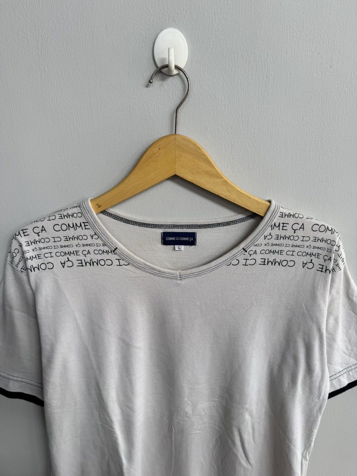 Comme Ca Ism COMME CI COMME CA V NECK T SHIRT WITH BLACK TRIM & TEXT Size US L / EU 52-54 / 3 - 2 Thumbnail
