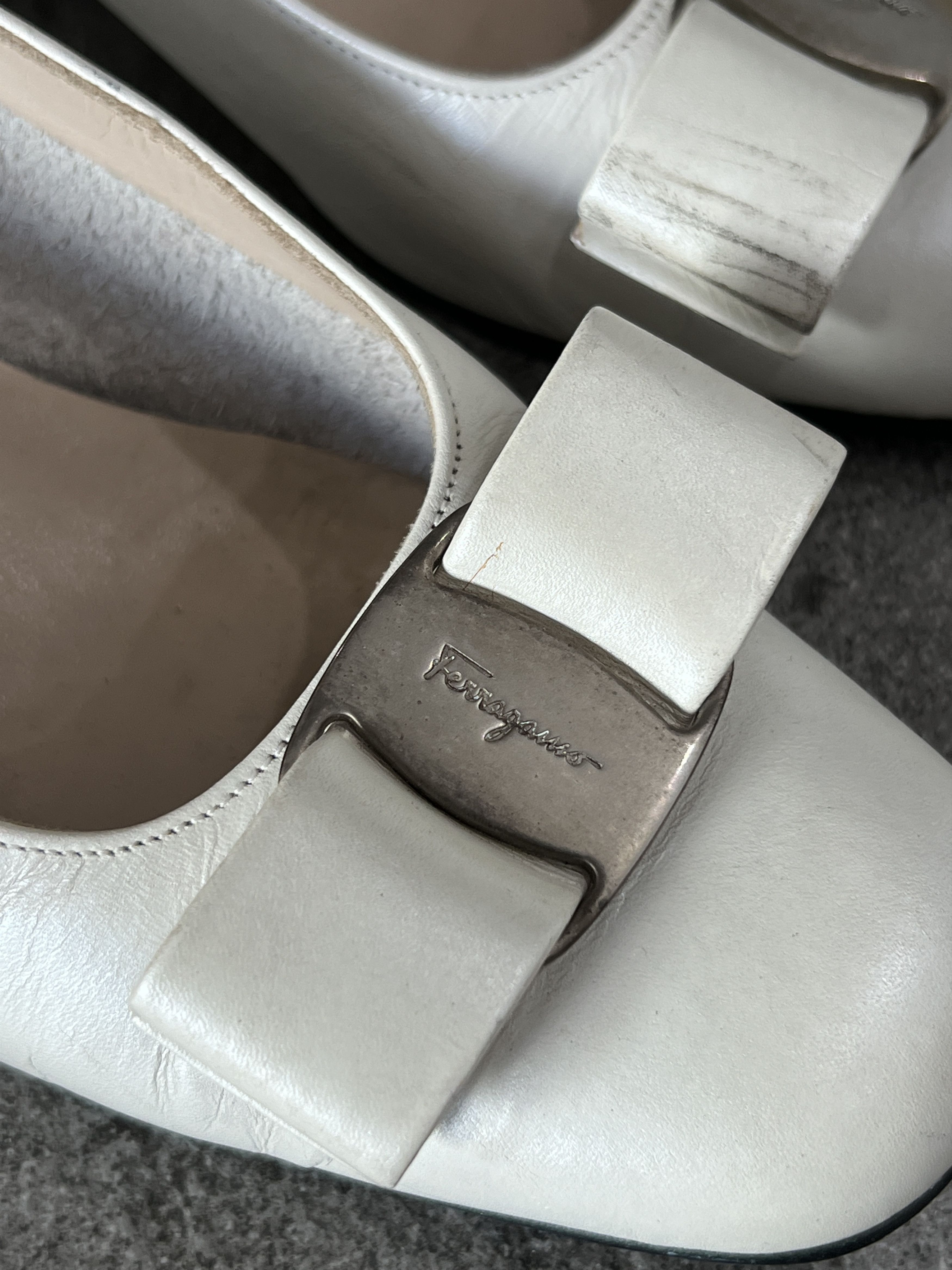 Salvatore Ferragamo Ferragamo Vara Bow Pumps Cream Leather Heels 5C Size US 5 / IT 35 - 6 Thumbnail